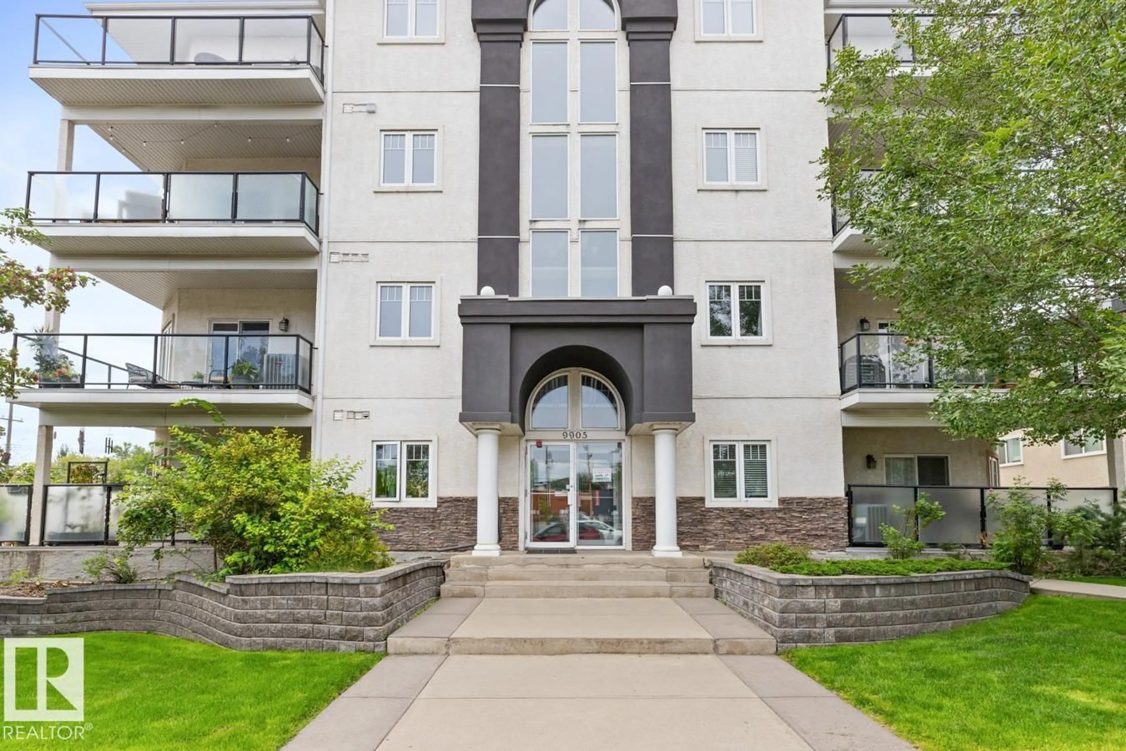 Indoor foyer for 202 - 9905 81 AV, Edmonton Alberta T6E1W5