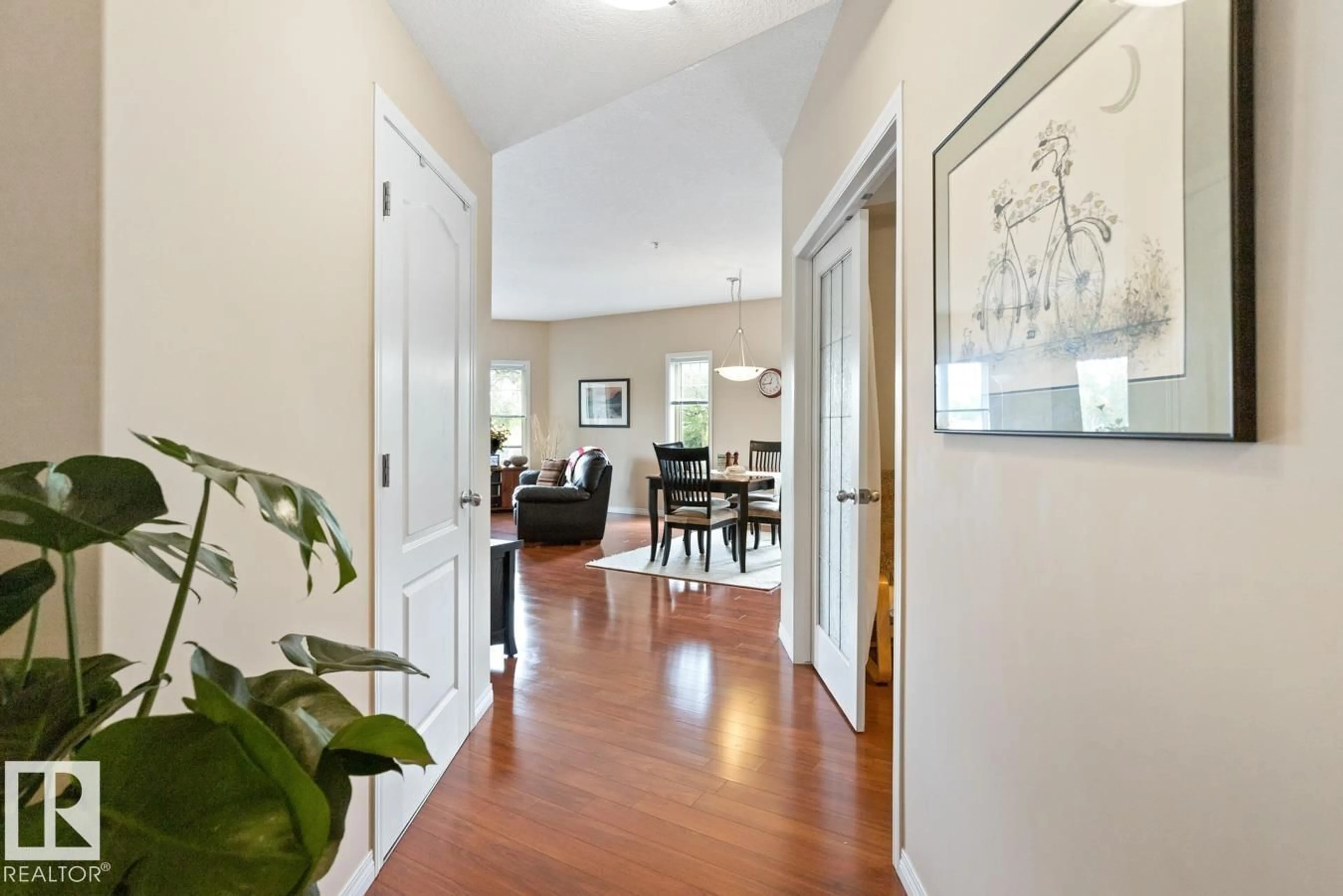 Indoor entryway for 202 - 9905 81 AV, Edmonton Alberta T6E1W5