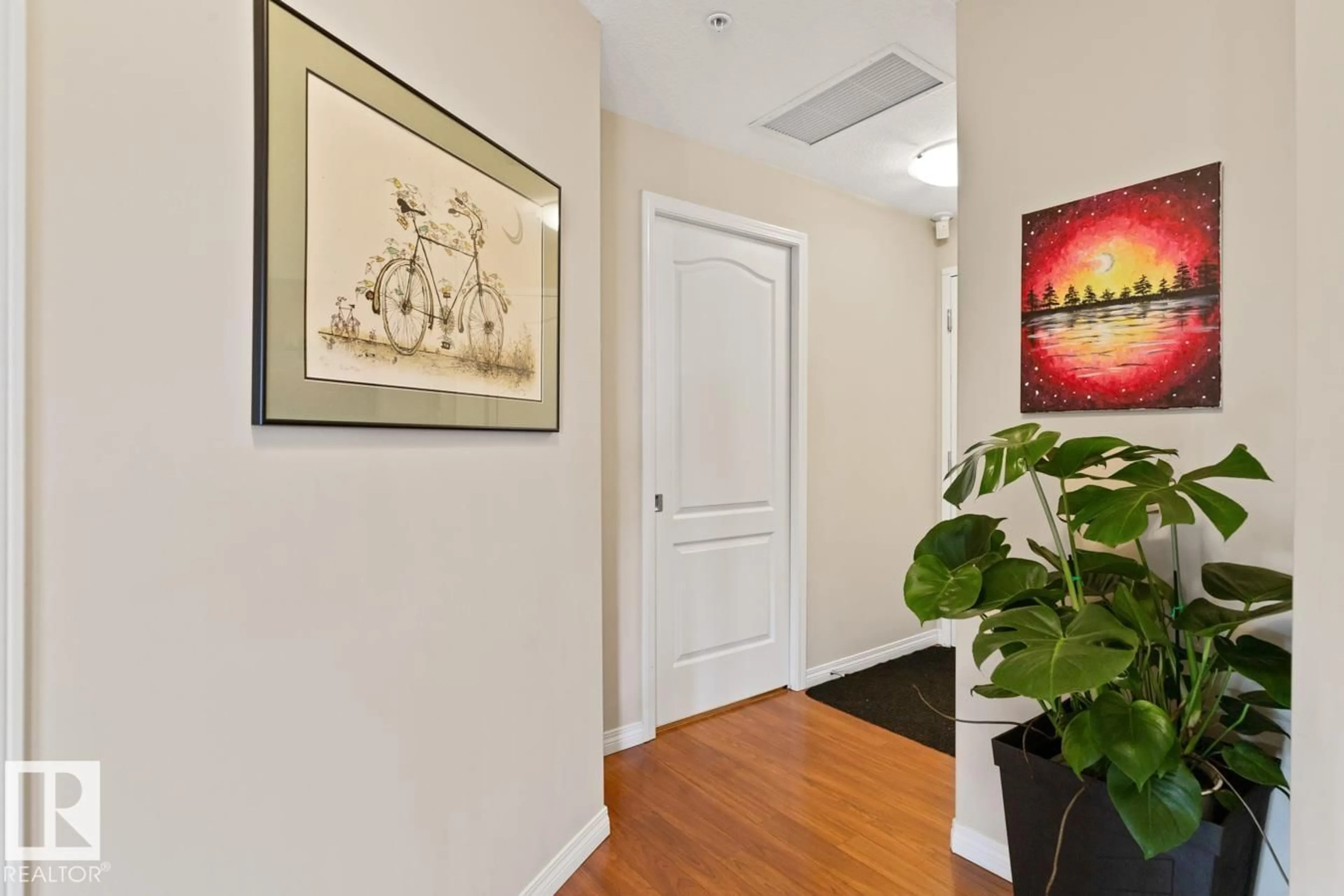 Indoor foyer for 202 - 9905 81 AV, Edmonton Alberta T6E1W5