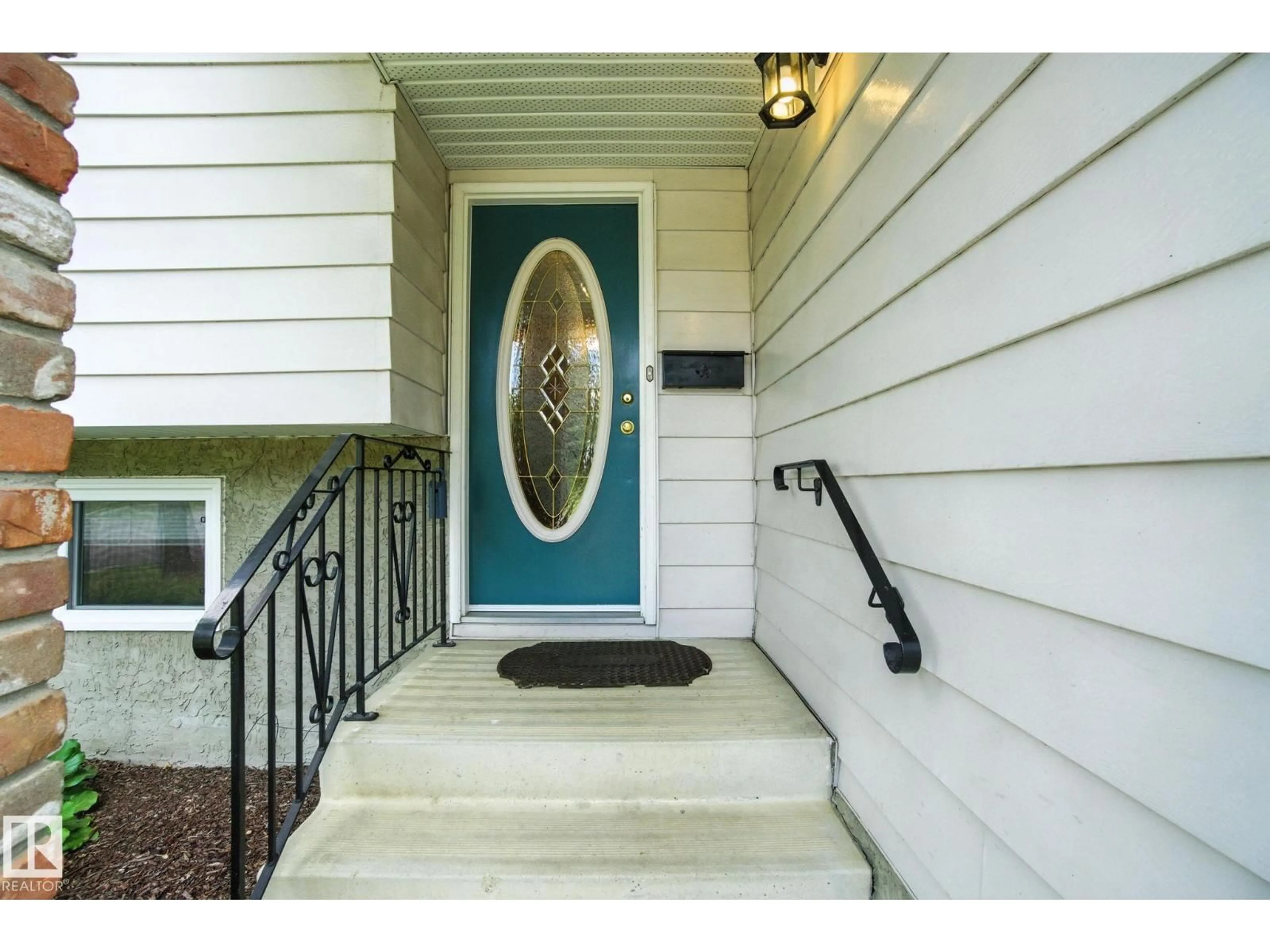 Indoor entryway for 2 LAYDON DR, St. Albert Alberta T8N2N2