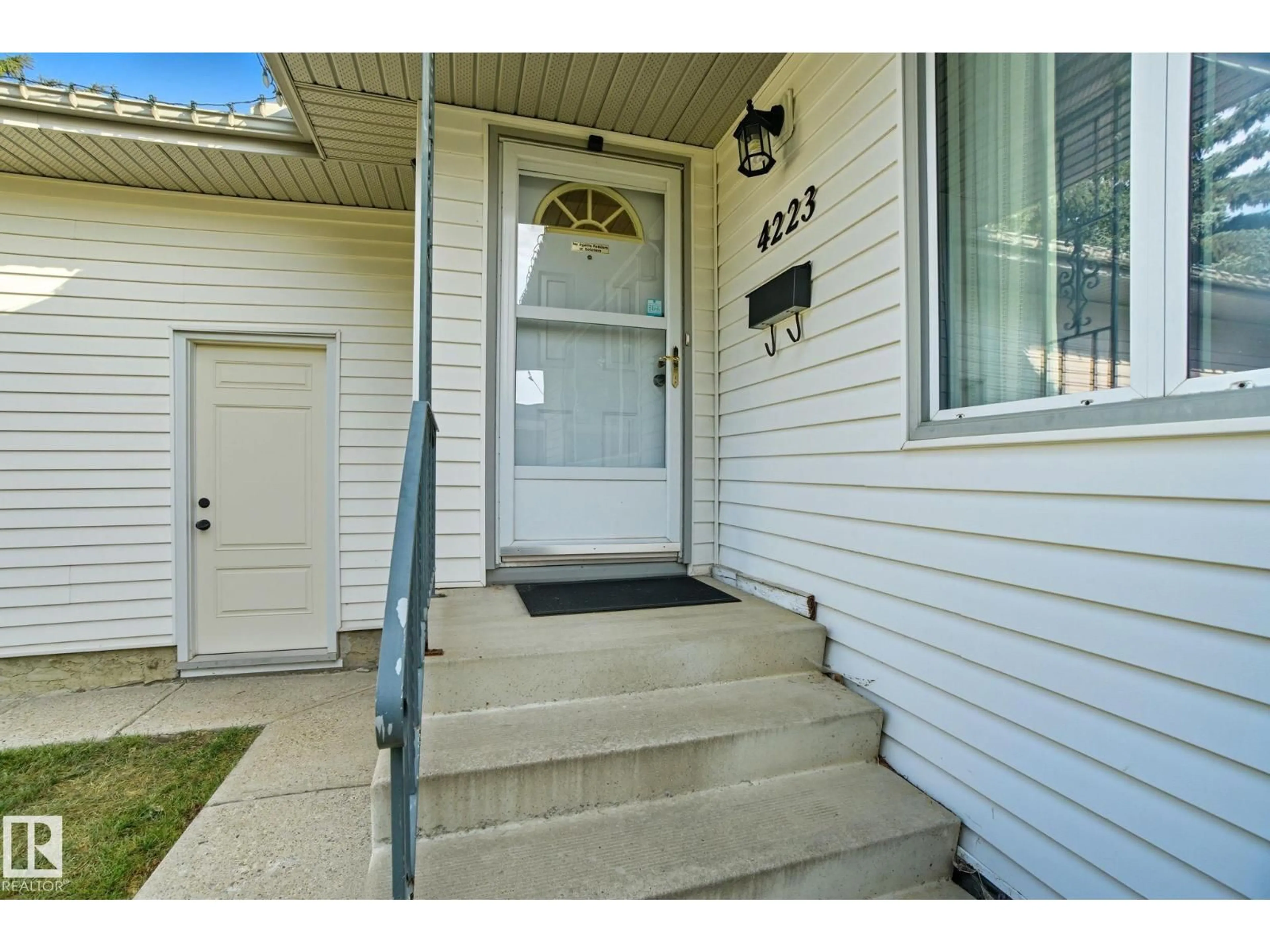 Indoor entryway for NW - 4223 89 ST, Edmonton Alberta T6K1B8