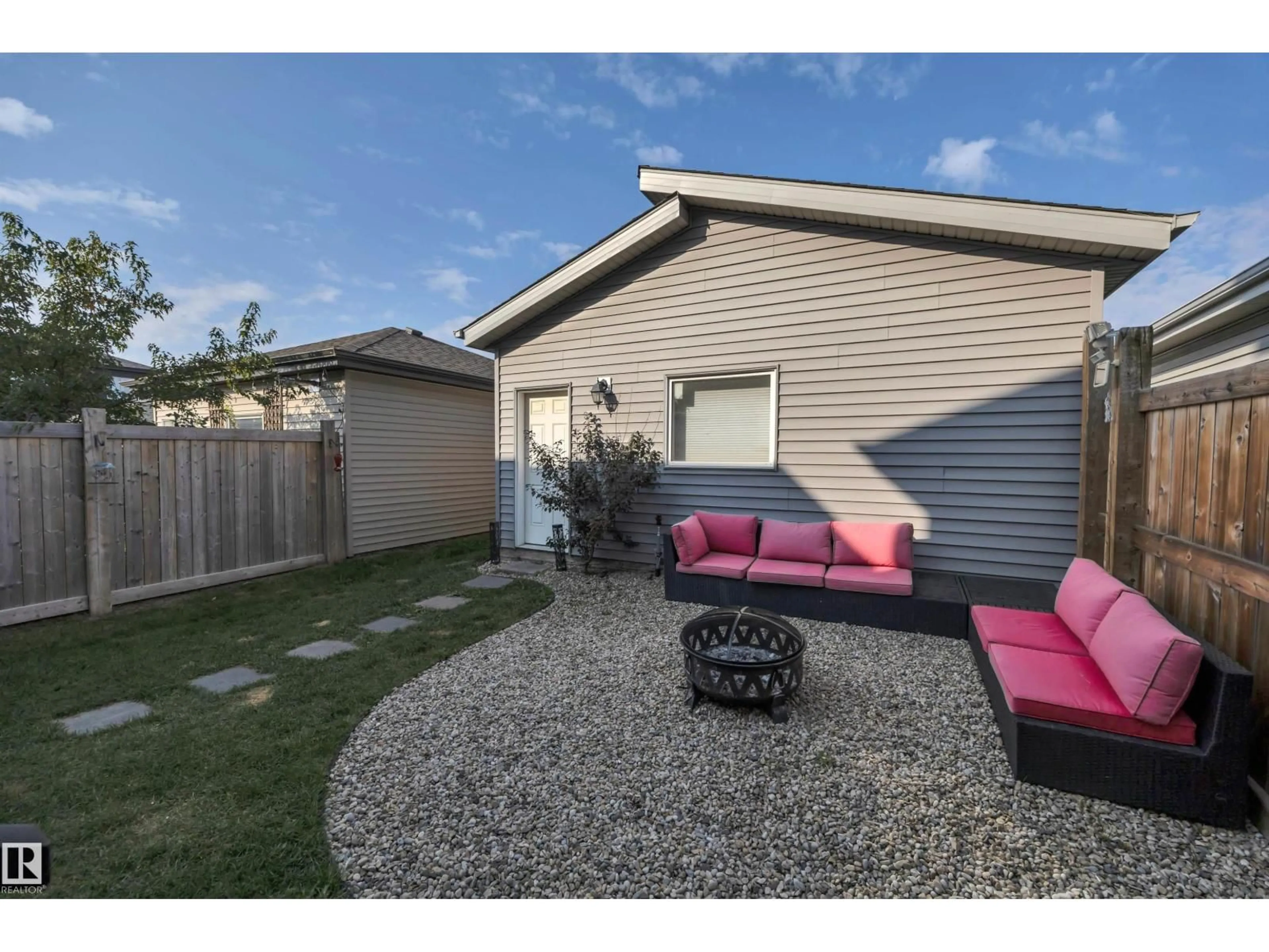 Patio, street for 804 BERG LO, Leduc Alberta T9E1G9