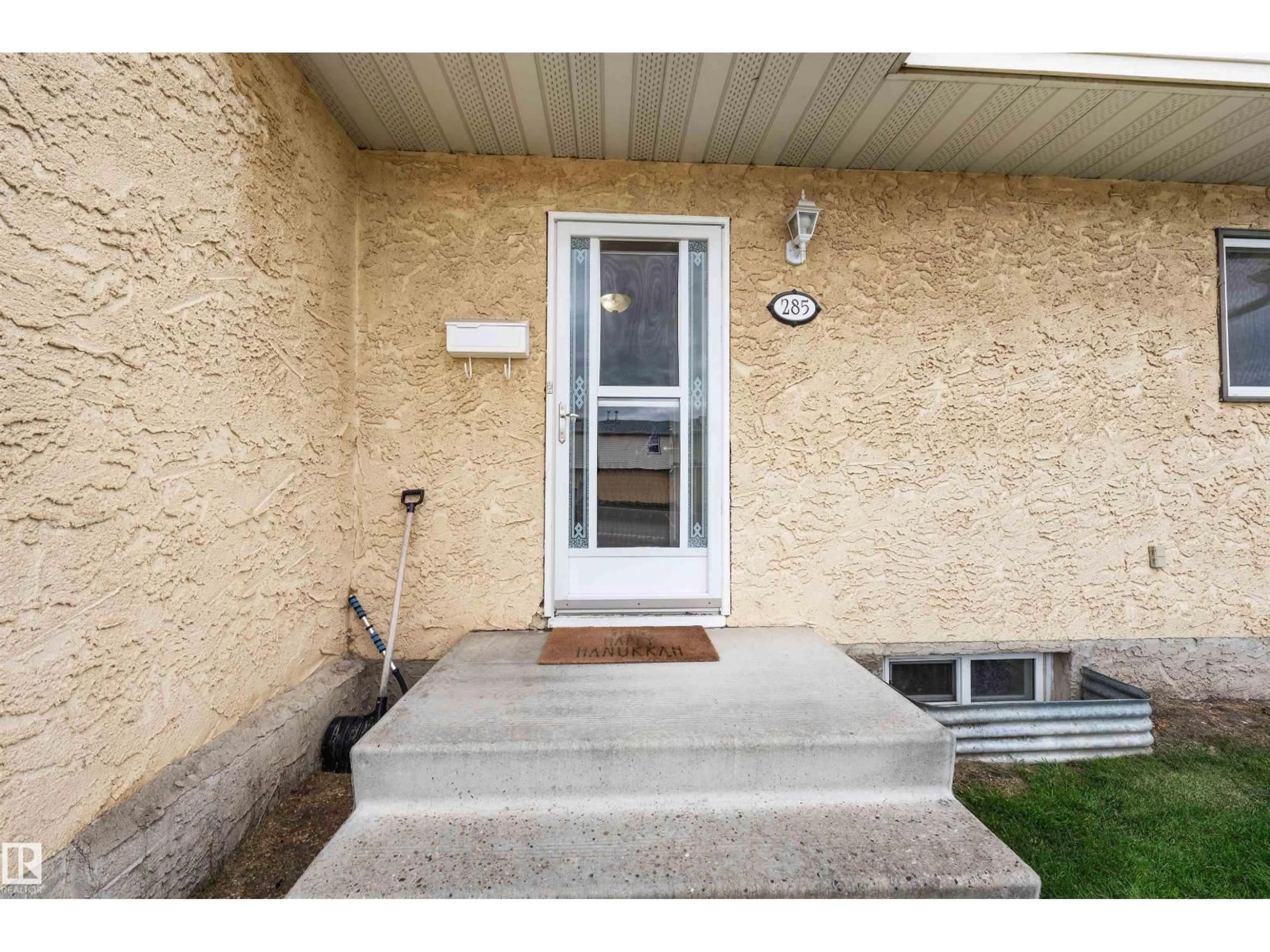 Indoor entryway for 285 HARRISON DR, Edmonton Alberta T5A2X5