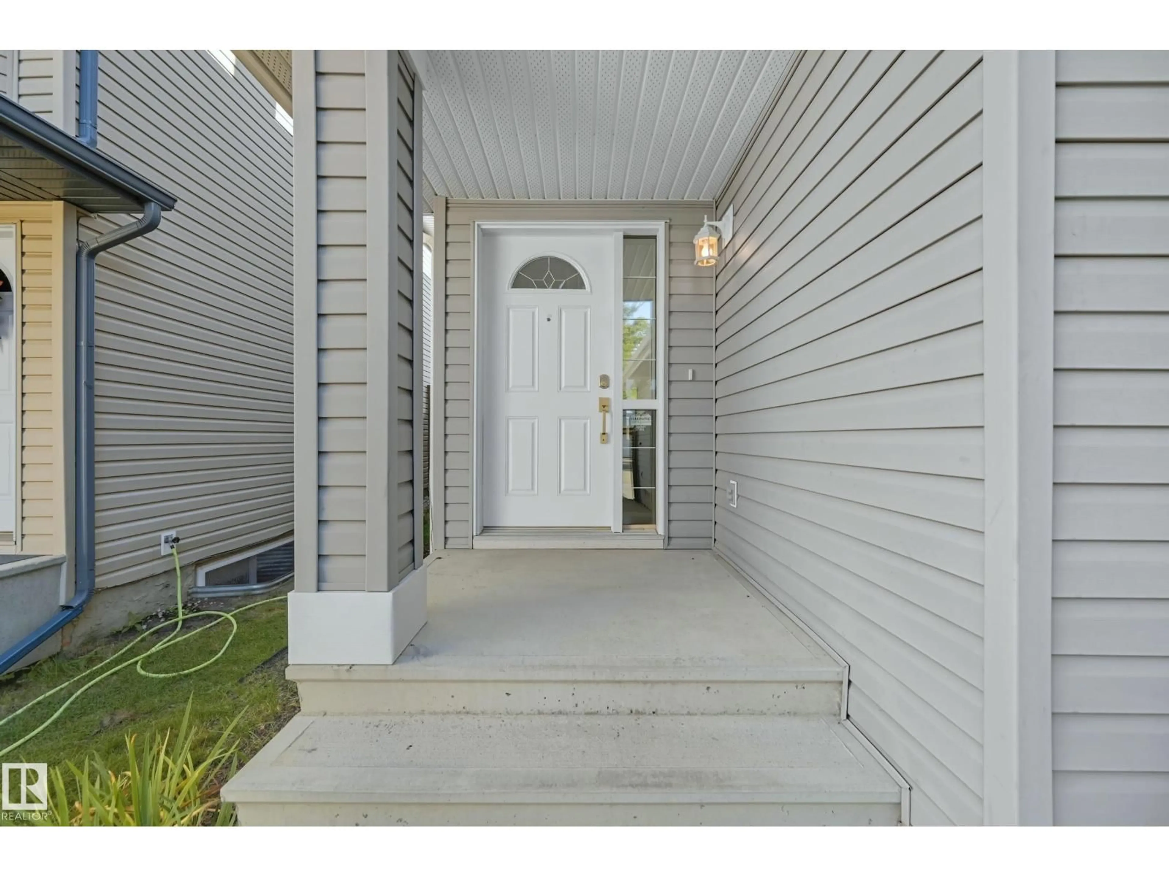 Indoor entryway for 180 GALLOWAY WD, Fort Saskatchewan Alberta T8L0B0