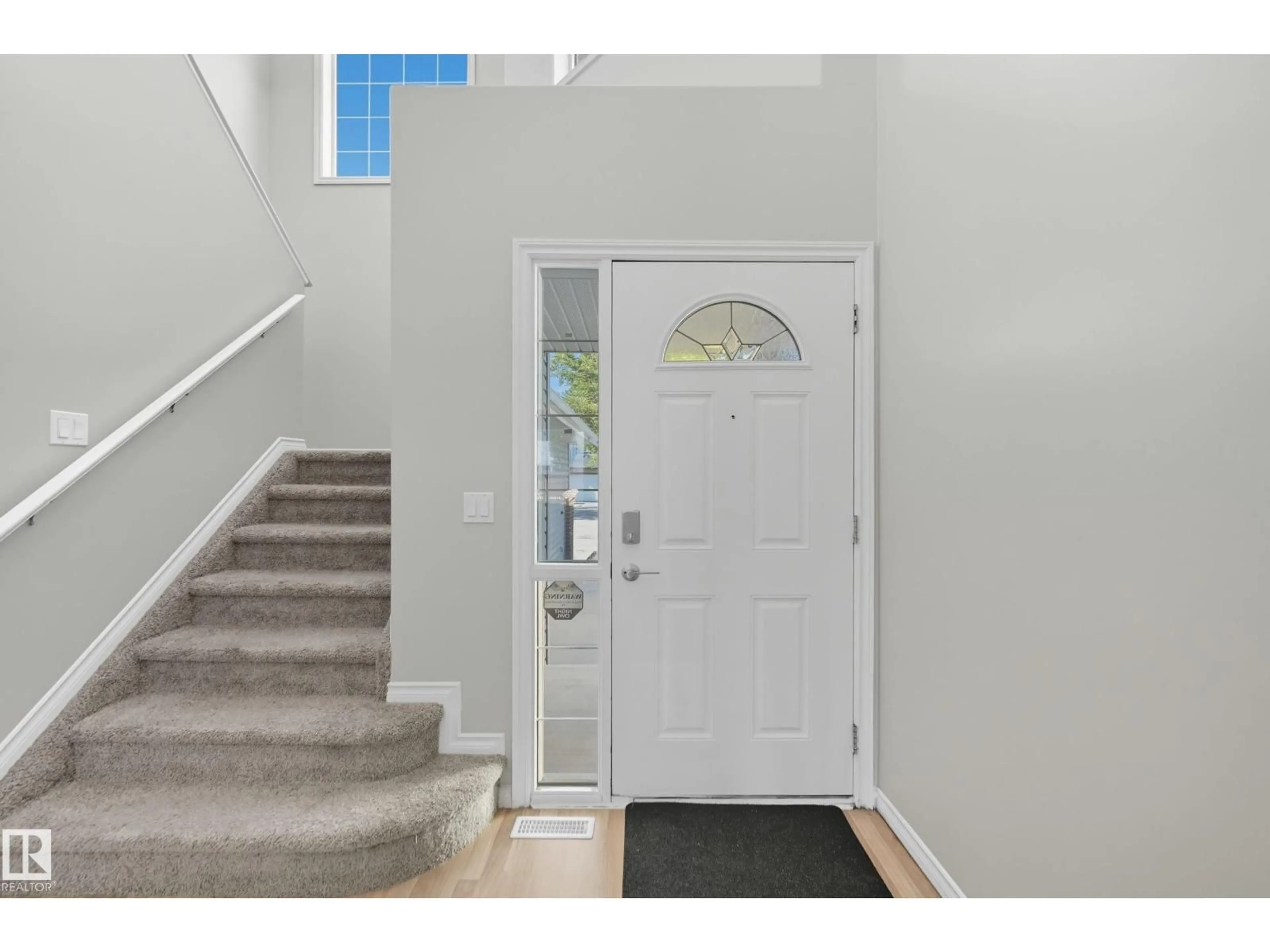Indoor entryway for 180 GALLOWAY WD, Fort Saskatchewan Alberta T8L0B0