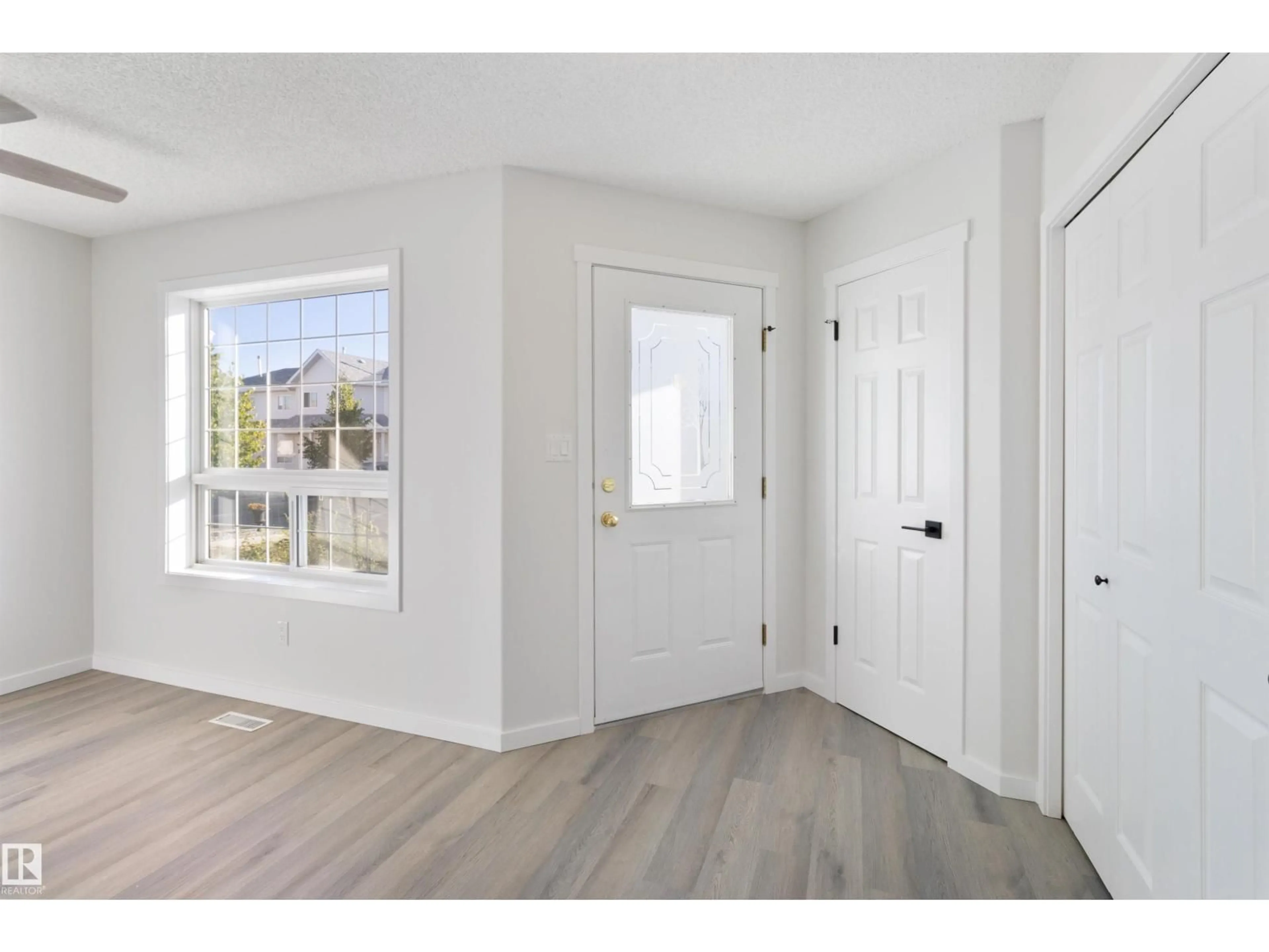 Indoor entryway for 10 - 12 CRANBERRY DR, Sherwood Park Alberta T8H2A1