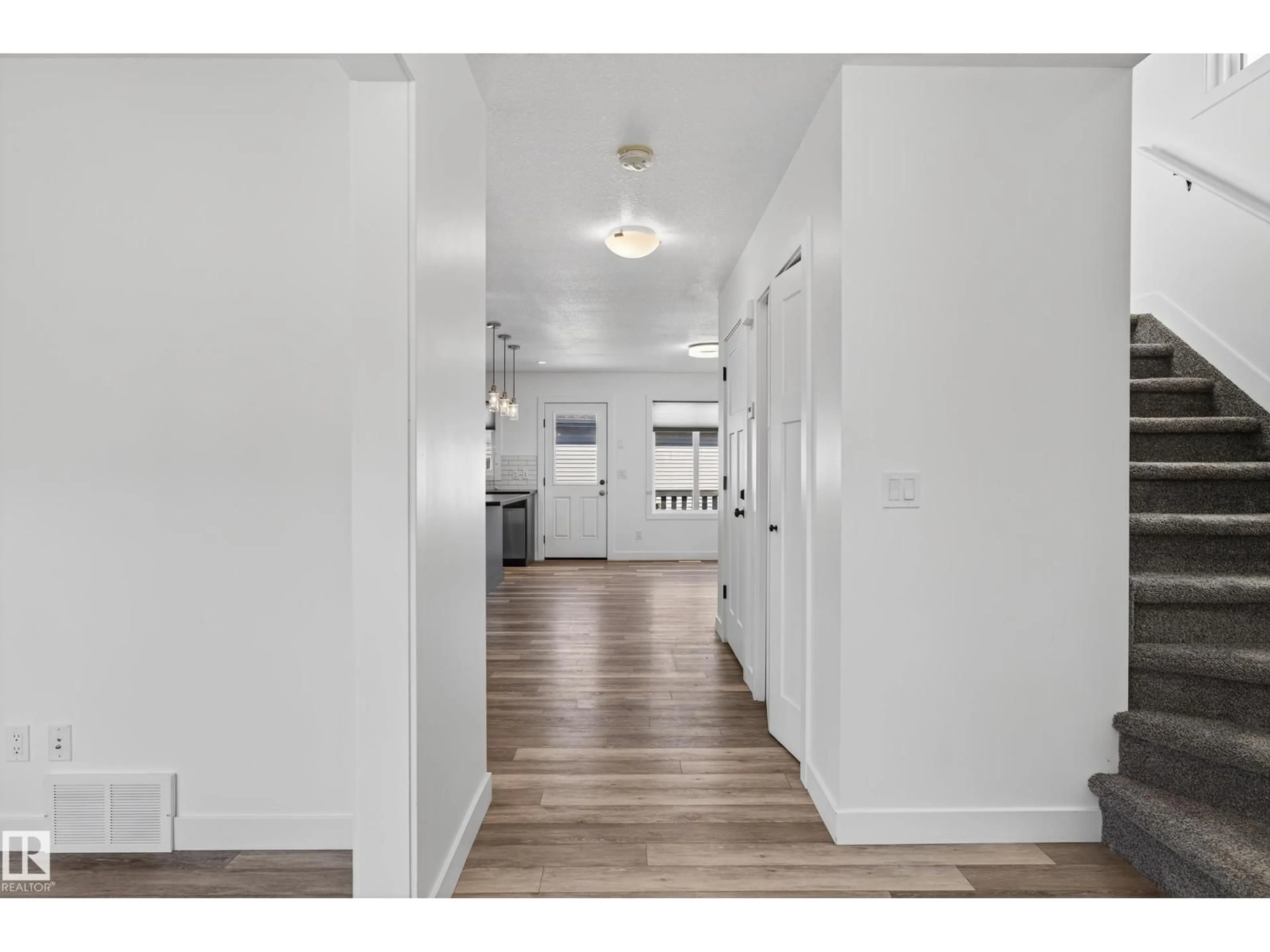 Indoor entryway for 7210 CARDINAL WY, Edmonton Alberta T6W2Y5
