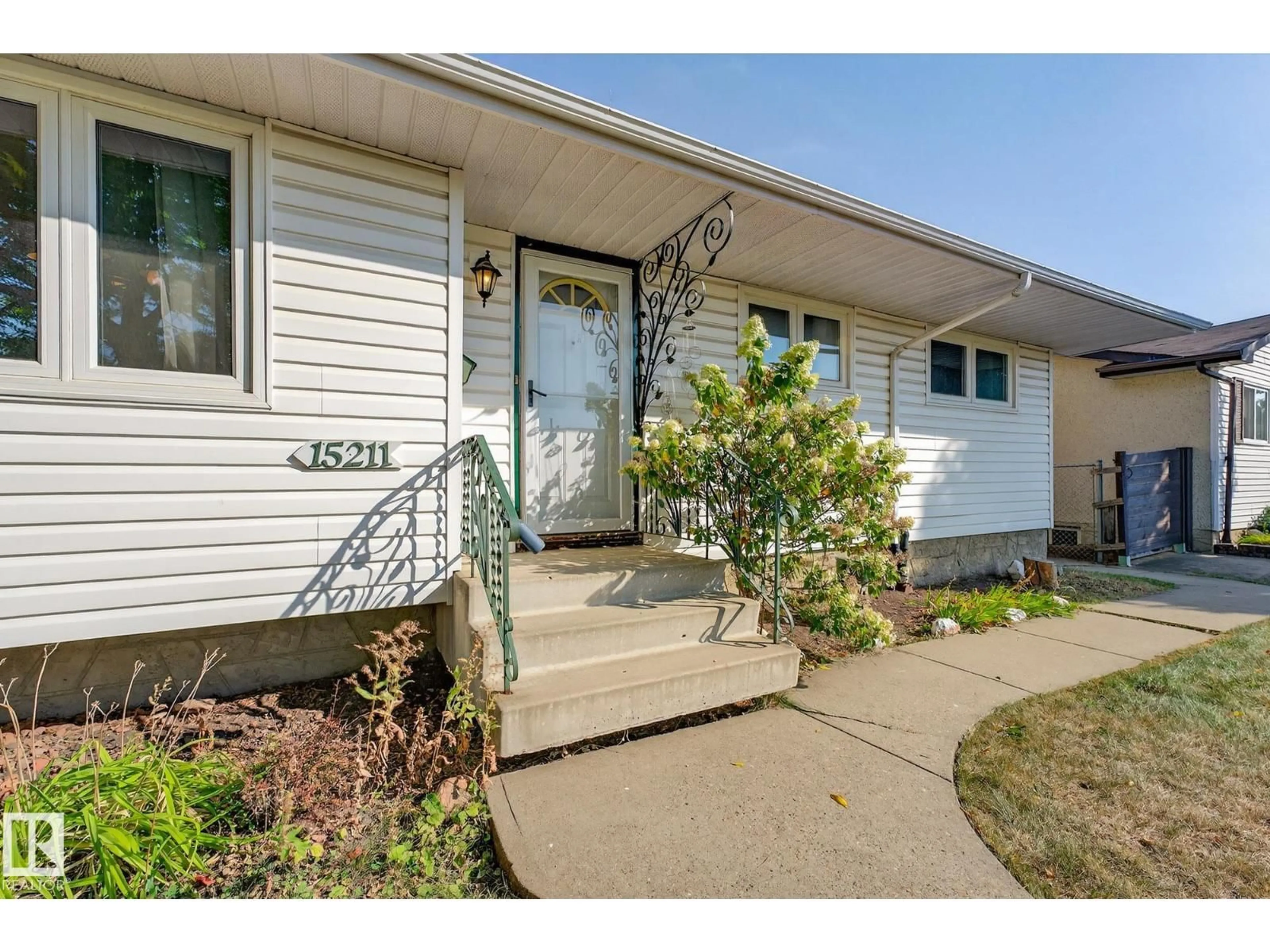 Home with vinyl exterior material, street for 15211 95 ST, Edmonton Alberta T5E3Z3