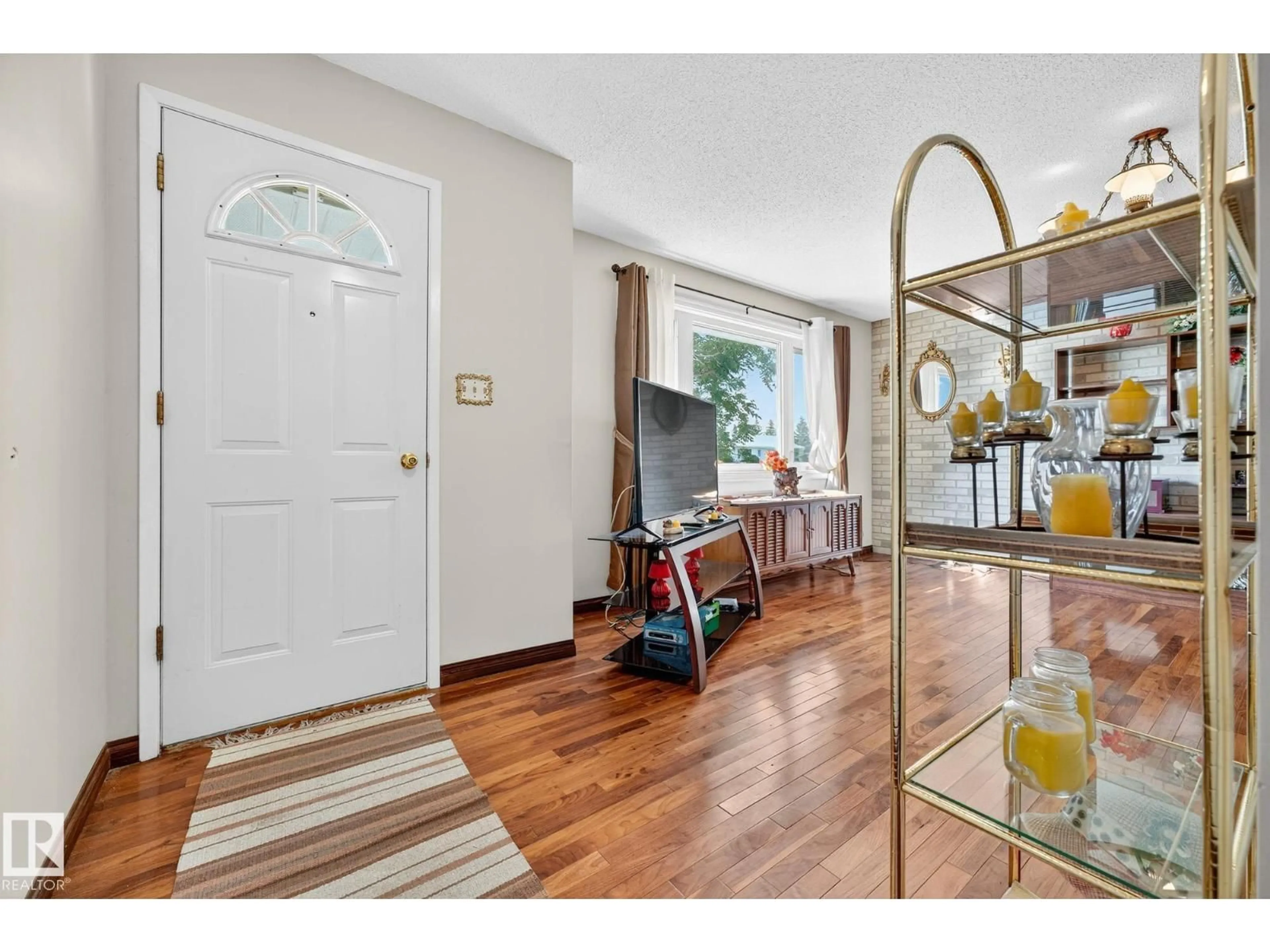 Indoor entryway for 15211 95 ST, Edmonton Alberta T5E3Z3