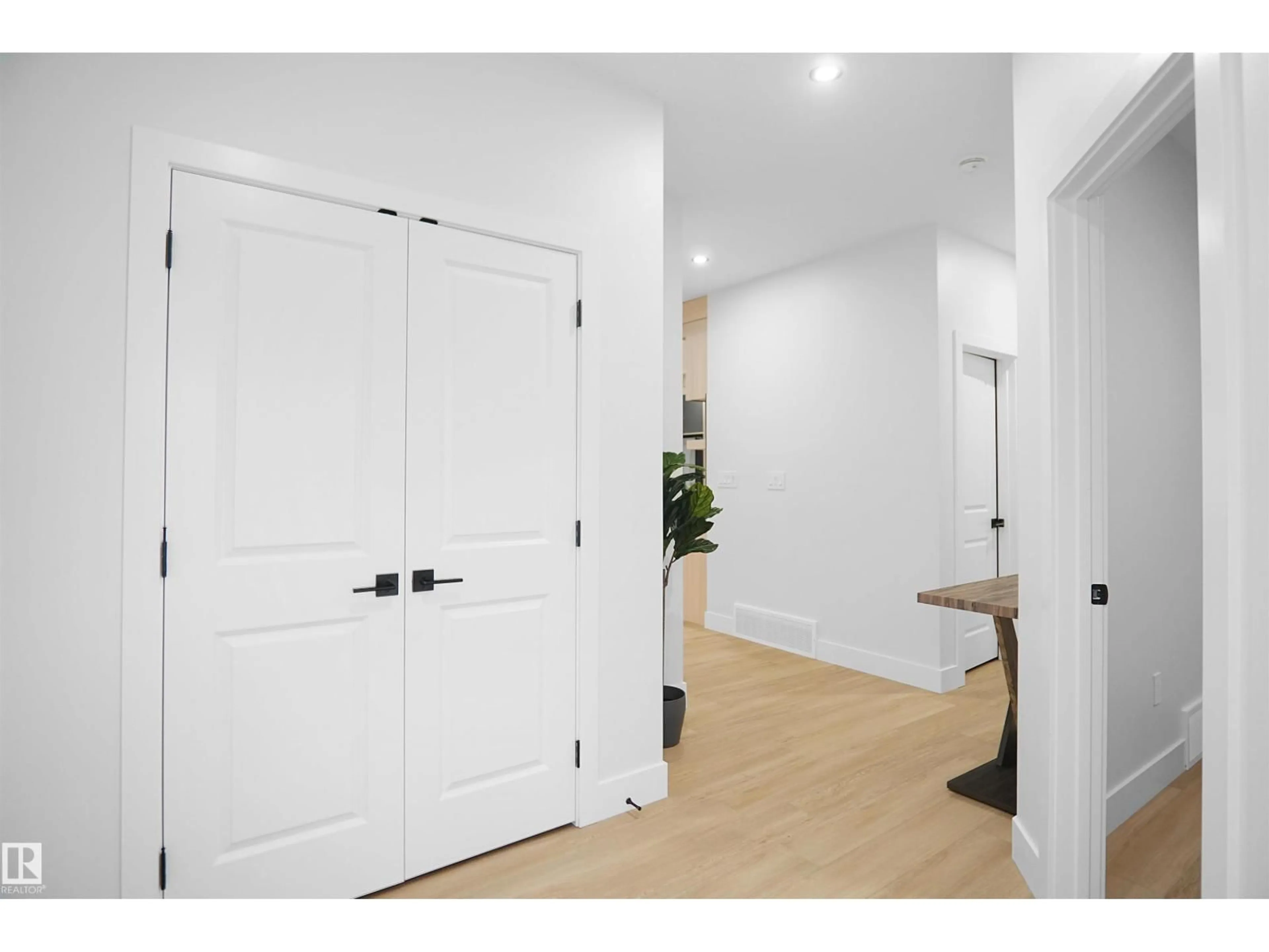 Indoor entryway for 17 TENUTO LINK, Spruce Grove Alberta T7X0Z3