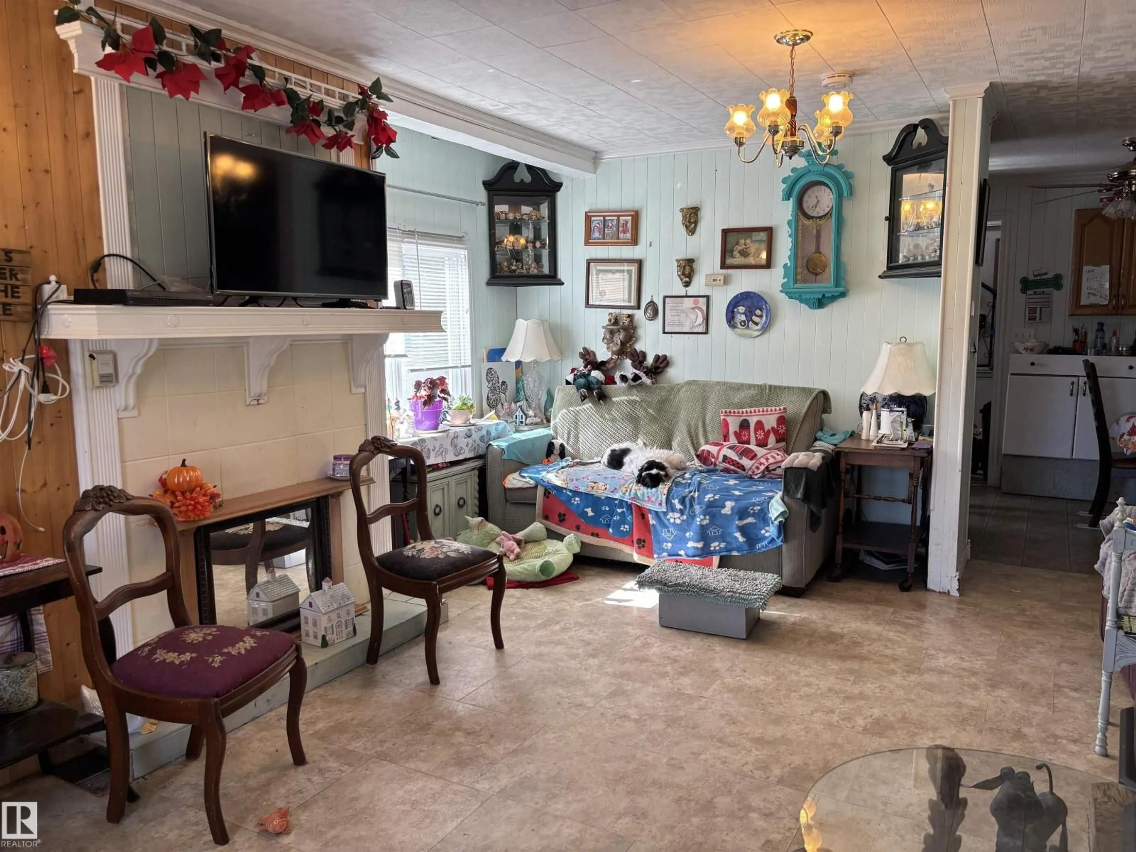 Living room with furniture, unknown for 140 RUSSEL DR, Rural St. Paul County Alberta T0A3B0