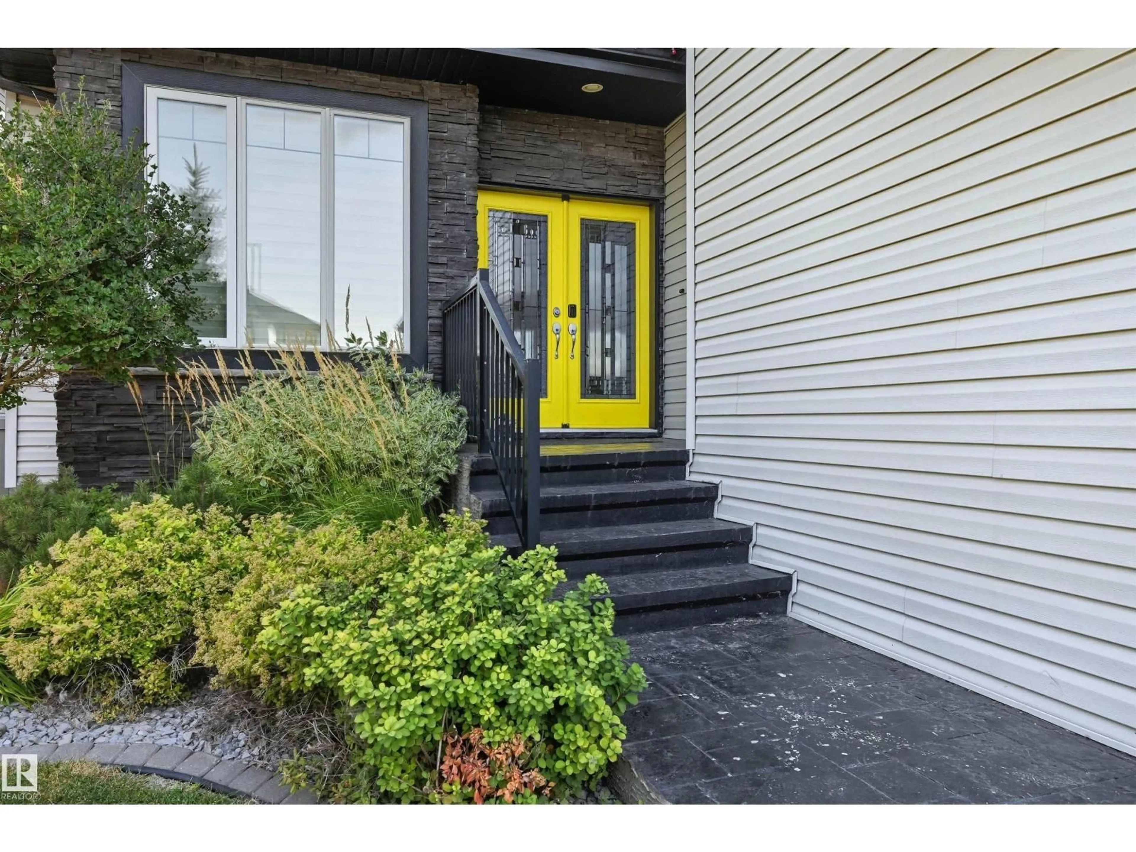 Indoor entryway for 1806 ADAMSON PT, Edmonton Alberta T6W2N7