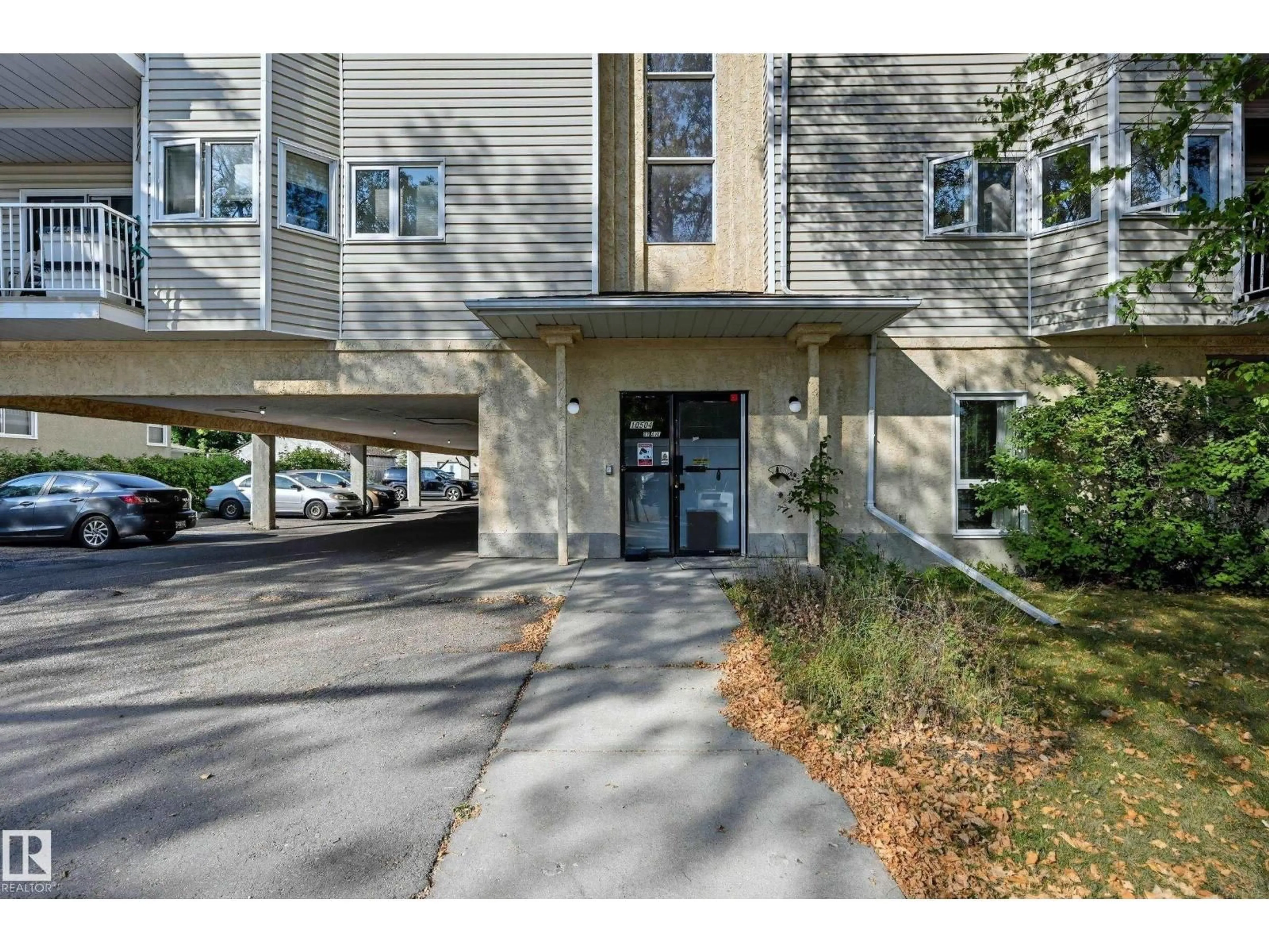 Indoor foyer for #306 - 10504 77 AV, Edmonton Alberta T6E1N1