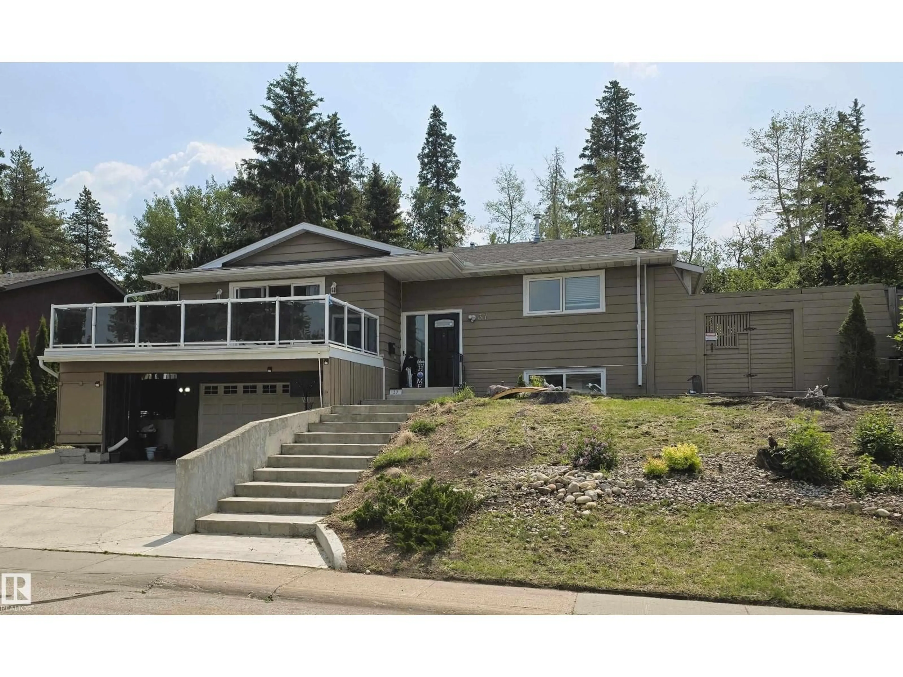 Home with vinyl exterior material, street for 37 MANCHESTER DR, Sherwood Park Alberta T8A0T3
