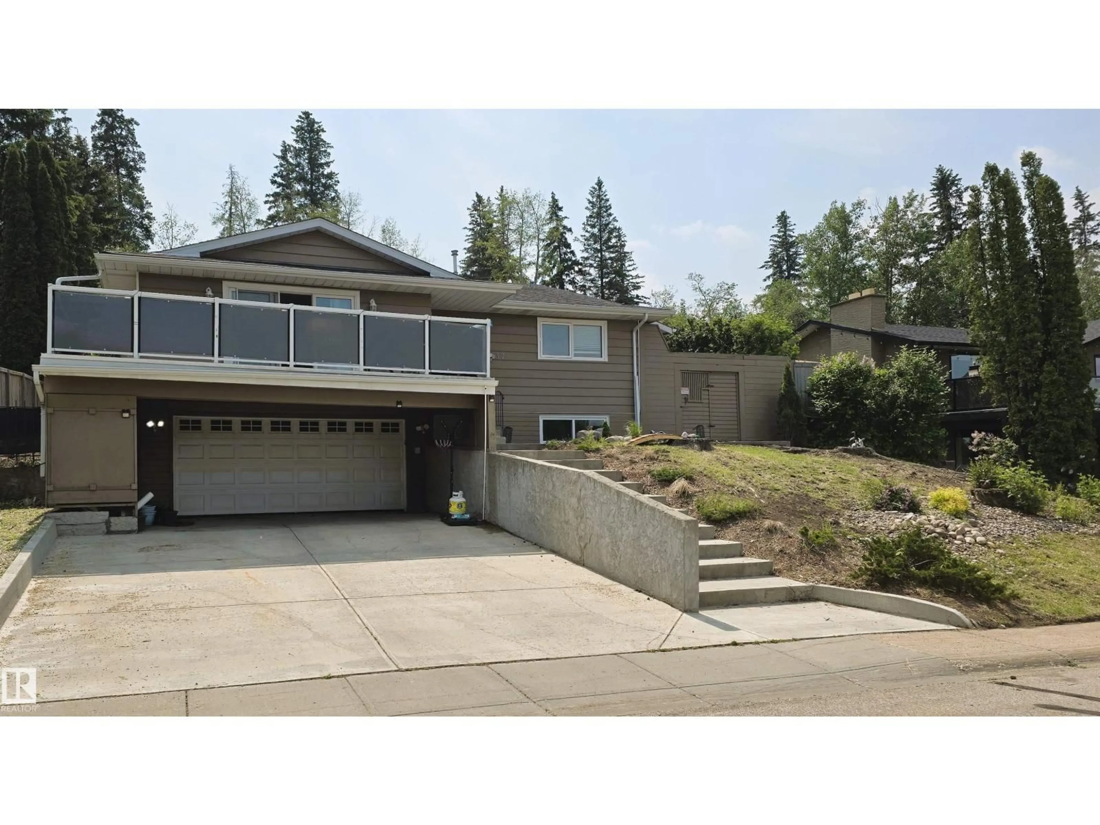 Home with vinyl exterior material, street for 37 MANCHESTER DR, Sherwood Park Alberta T8A0T3