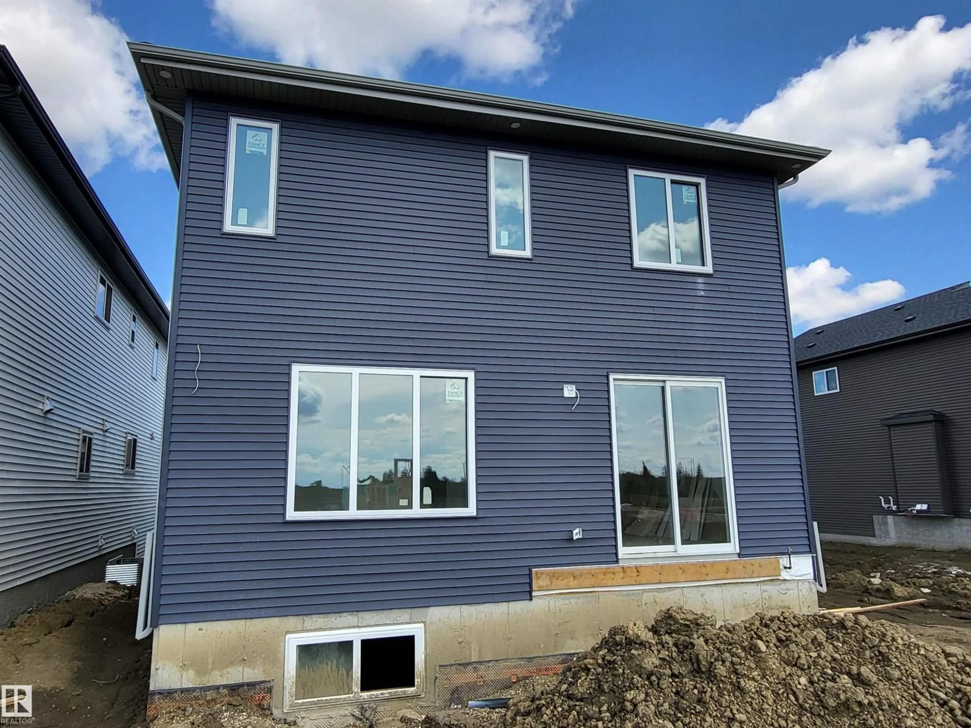 Home with vinyl exterior material, building for 8420 MAYDAY LINK, Edmonton Alberta T6X3G1