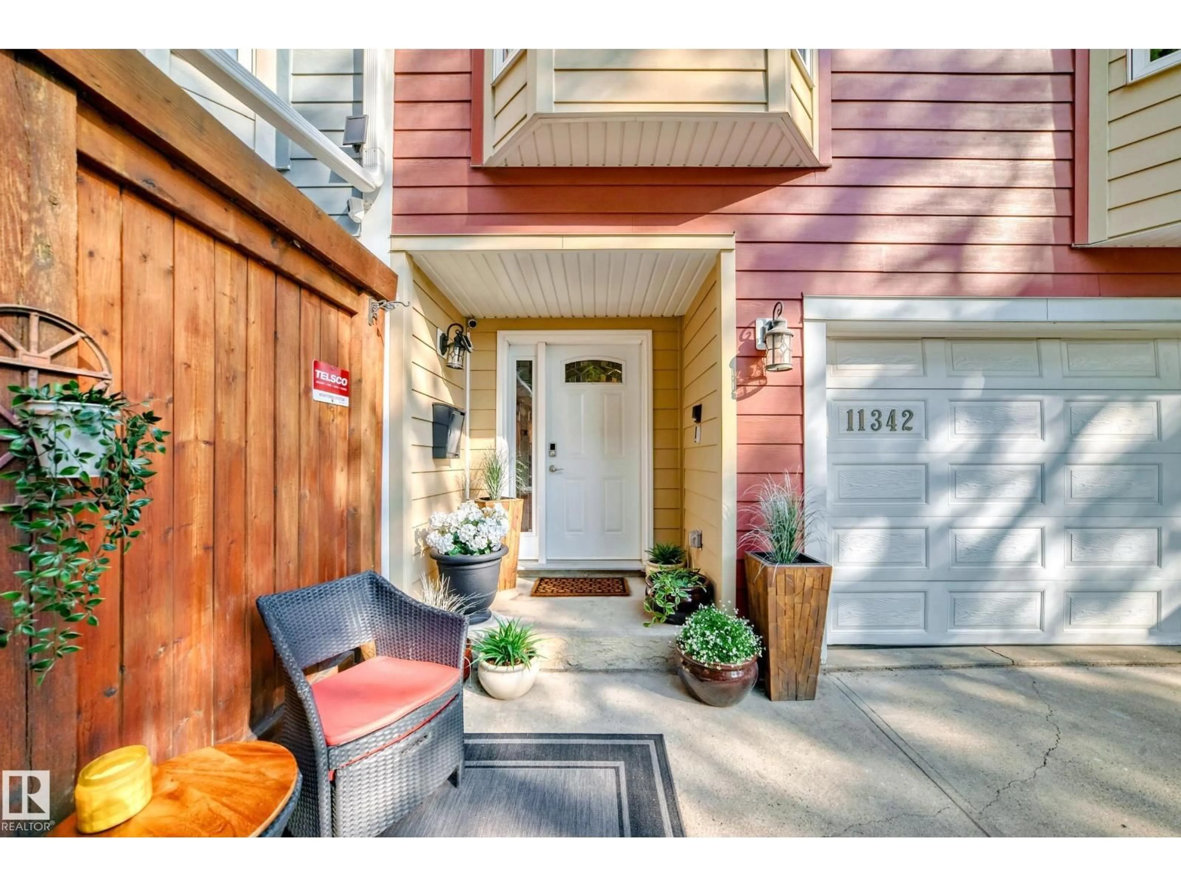 Indoor entryway for 11342 102 AV, Edmonton Alberta T5K0P7