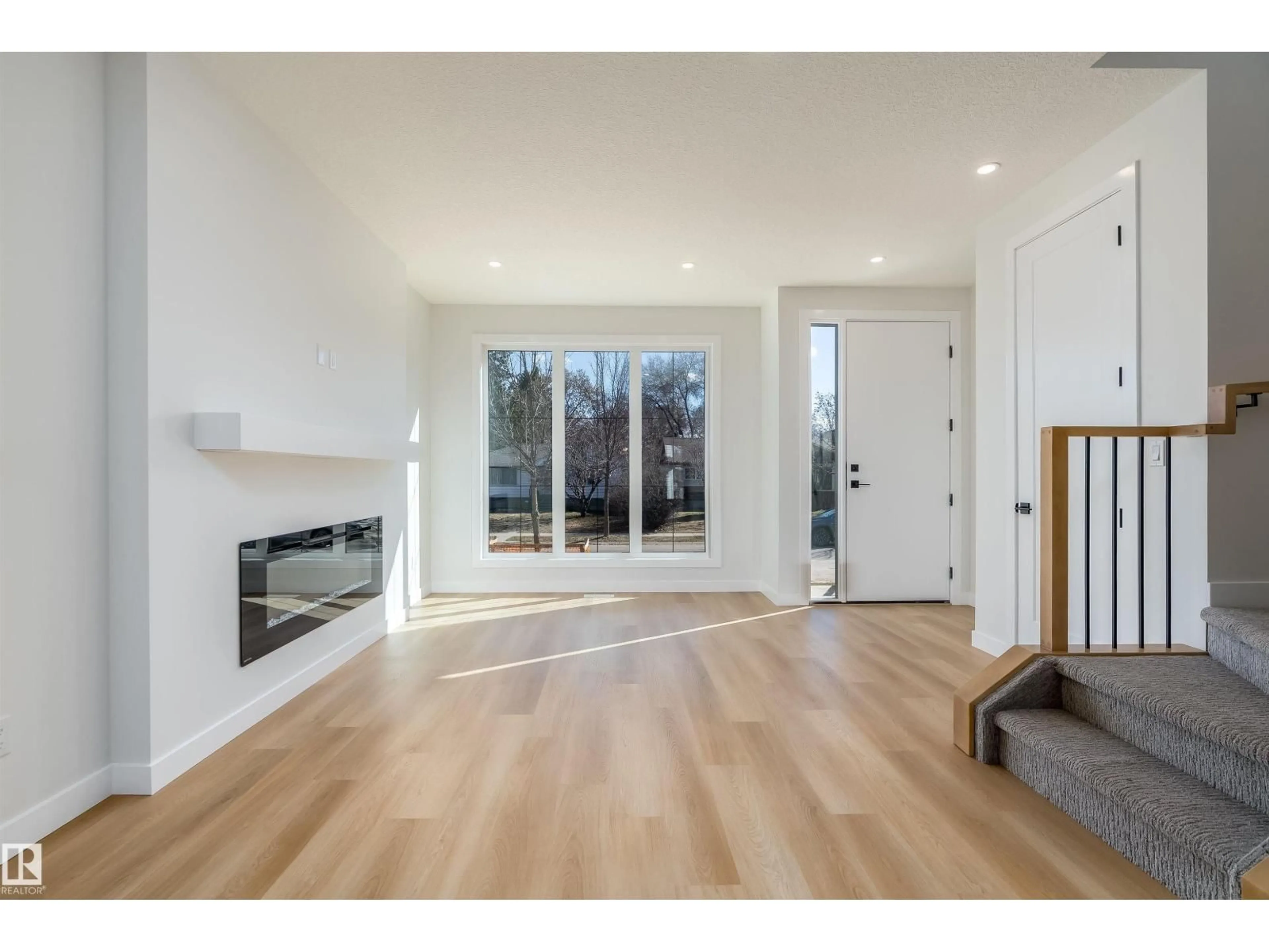 Indoor entryway for 9540 148 ST, Edmonton Alberta T5N3E4