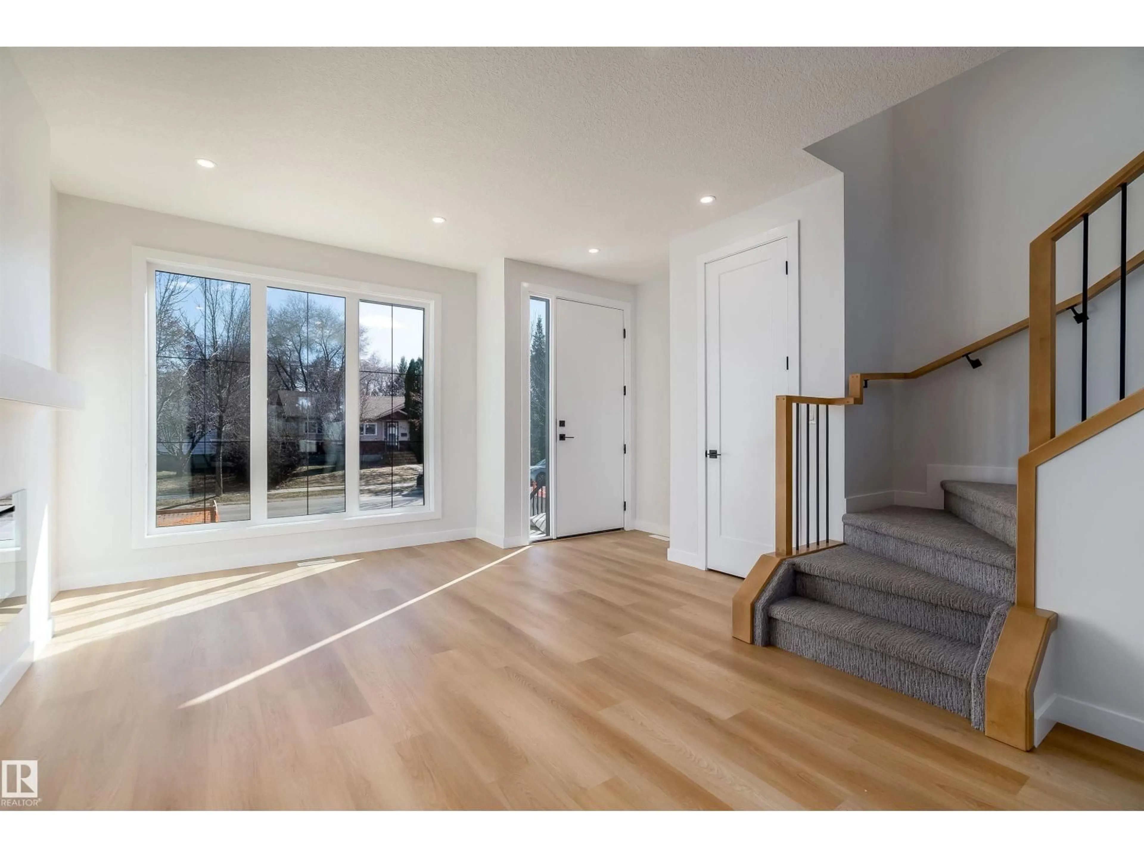 Indoor entryway for 9540 148 ST, Edmonton Alberta T5N3E4