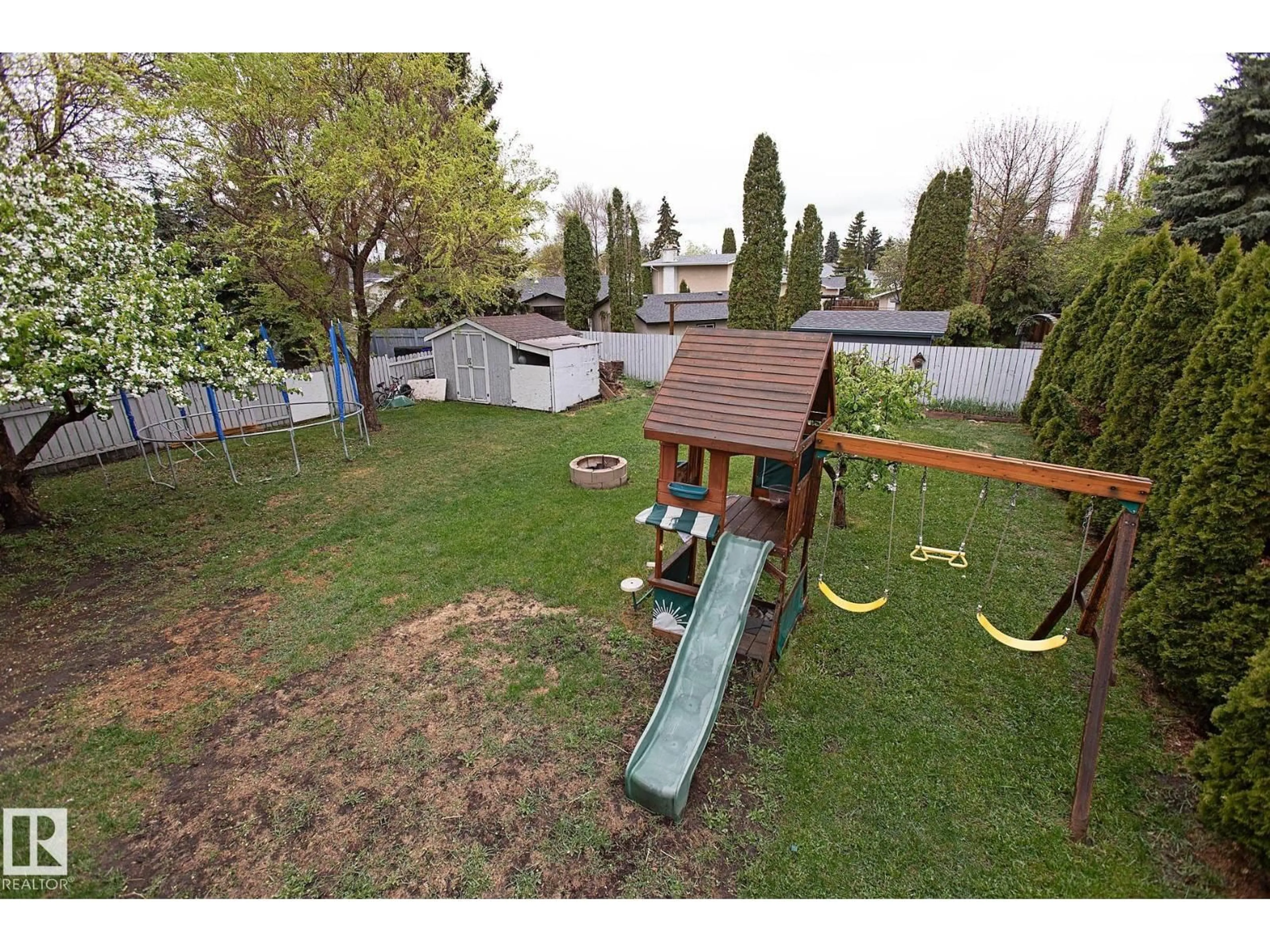 A pic from outside/outdoor area/front of a property/back of a property/a pic from drone, unknown for 24 GALVESTON AV, Sherwood Park Alberta T8A2N6