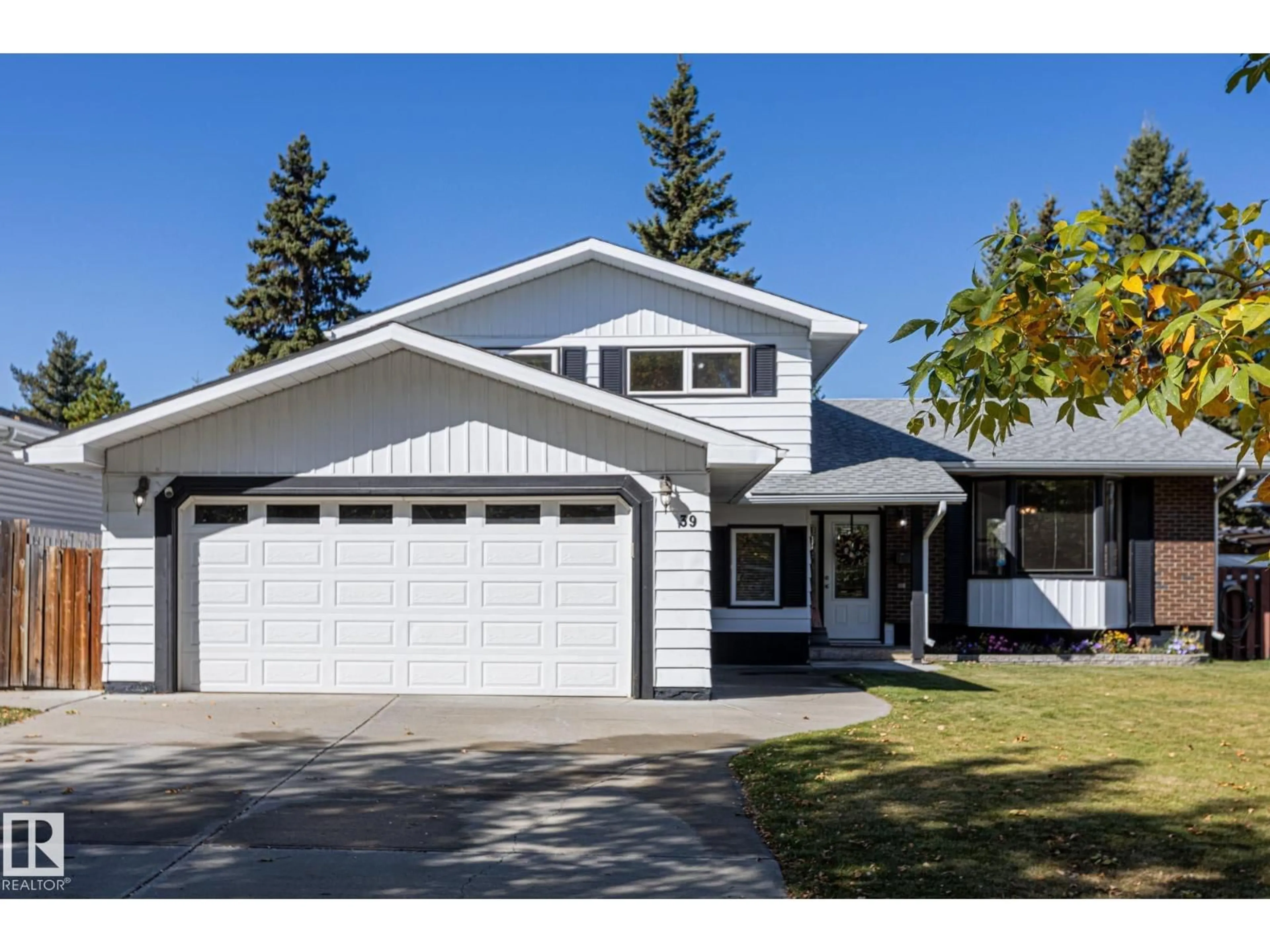 Home with vinyl exterior material, street for 39 ABBEY CR, St. Albert Alberta T8N2X3