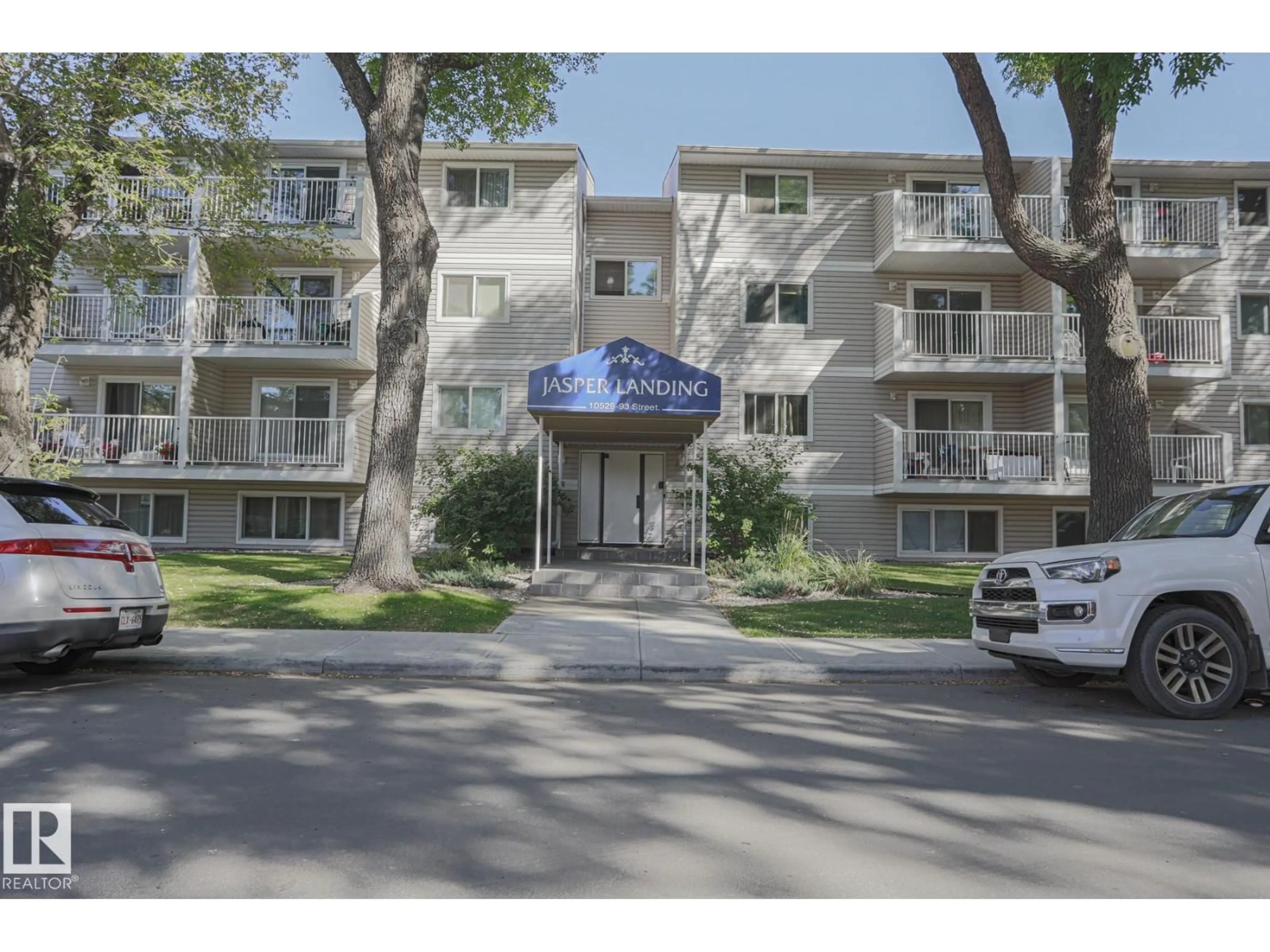 Indoor foyer for 208 - 10529 93 ST, Edmonton Alberta T5H1X6