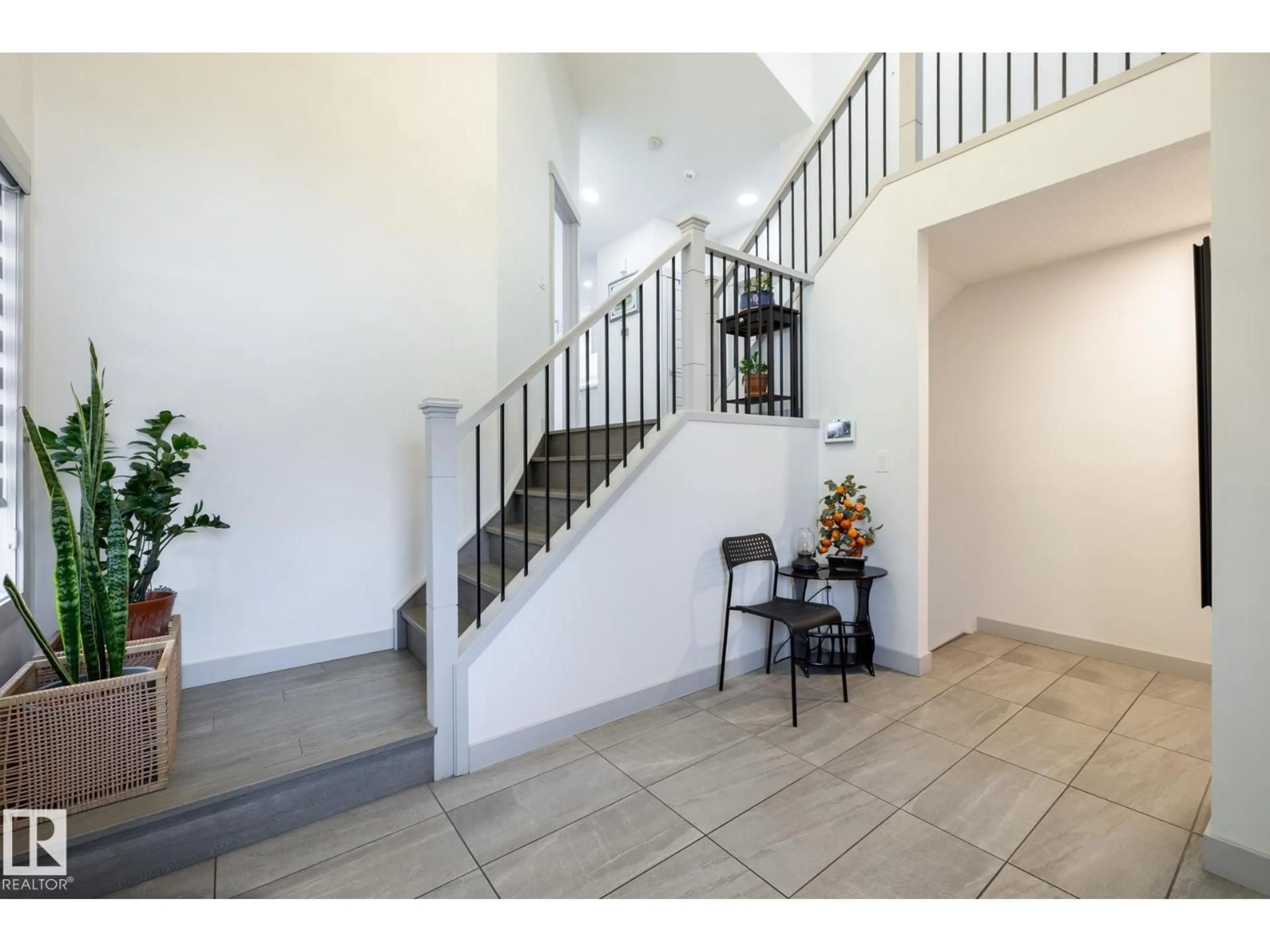 Indoor foyer for 2548 WONNACOTT LO, Edmonton Alberta T6X2K6