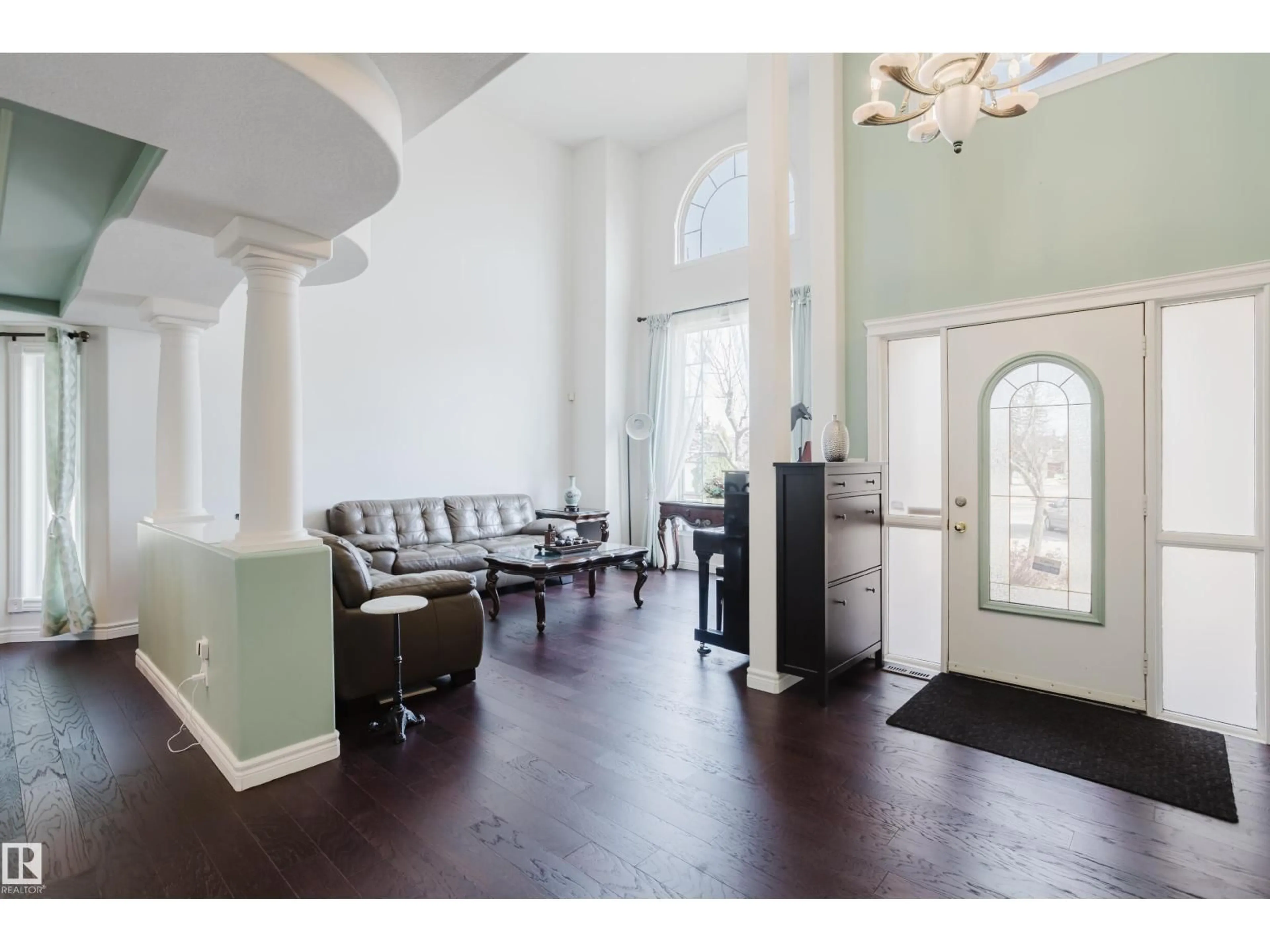 Indoor foyer for 316 BURTON RD, Edmonton Alberta T6R2G7