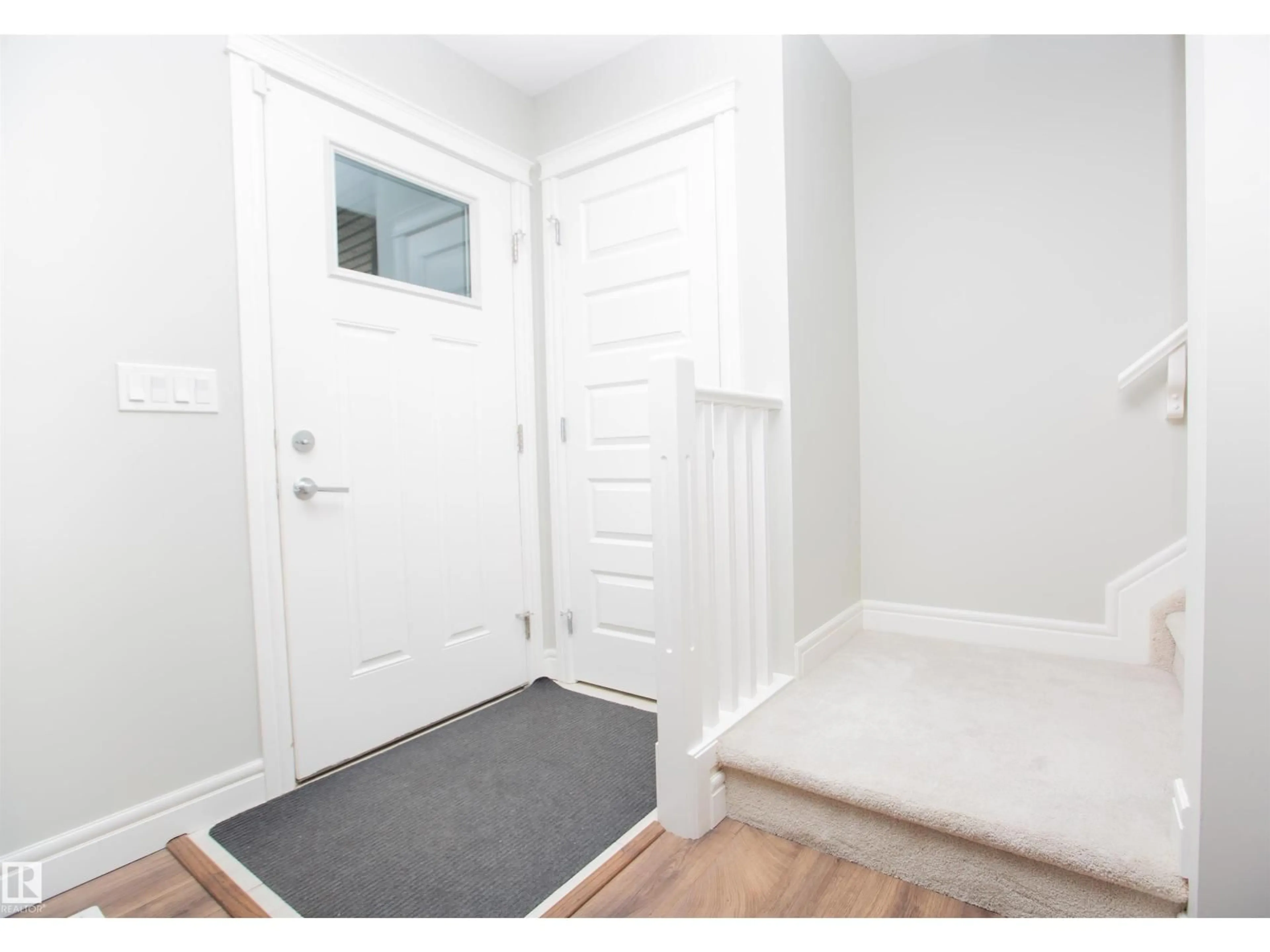 Indoor entryway for 6505 KING WD SW, Edmonton Alberta T6W3Z9