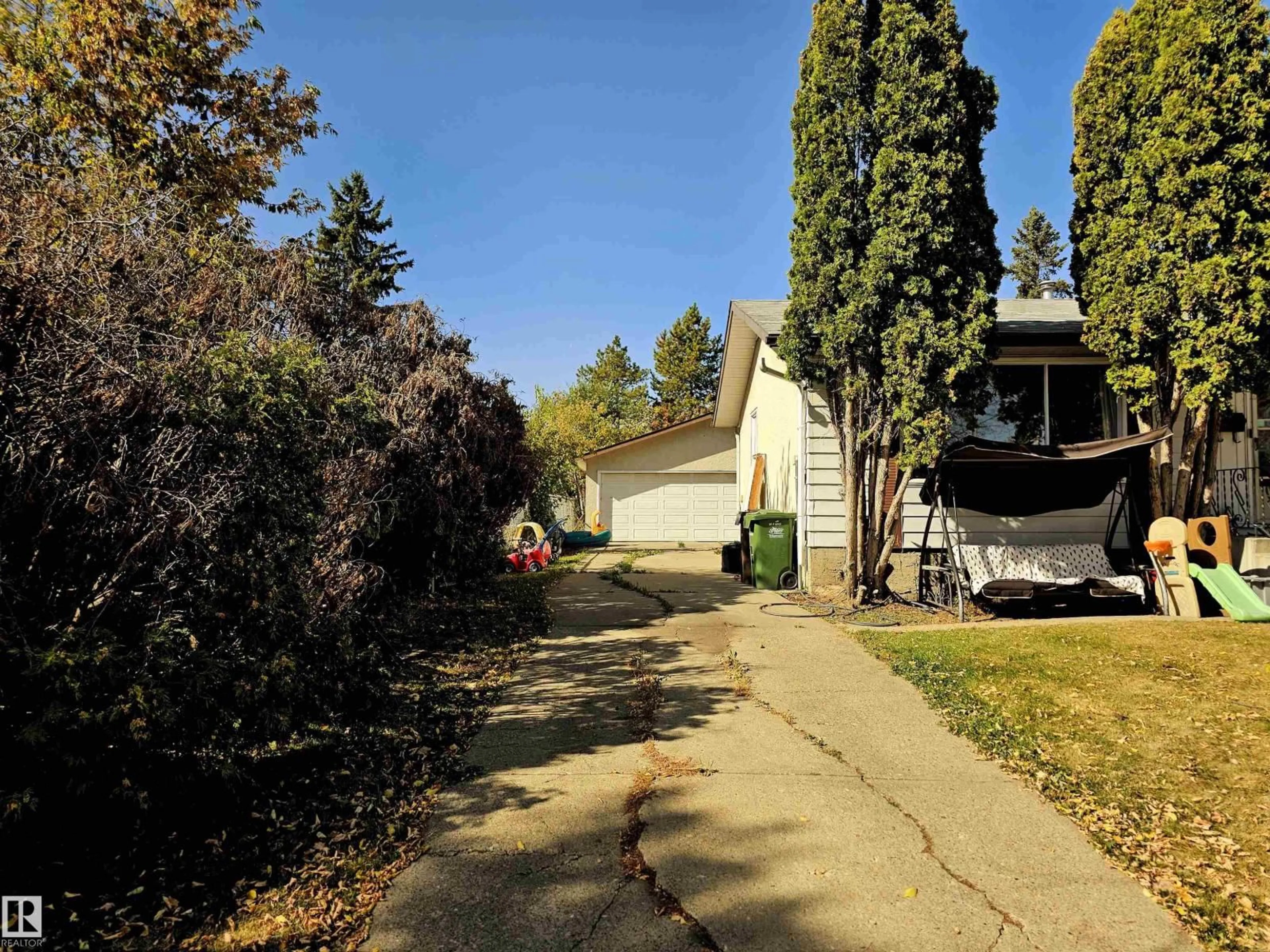 A pic from outside/outdoor area/front of a property/back of a property/a pic from drone, street for 26 ALCOTT CR, St. Albert Alberta T8N2H8