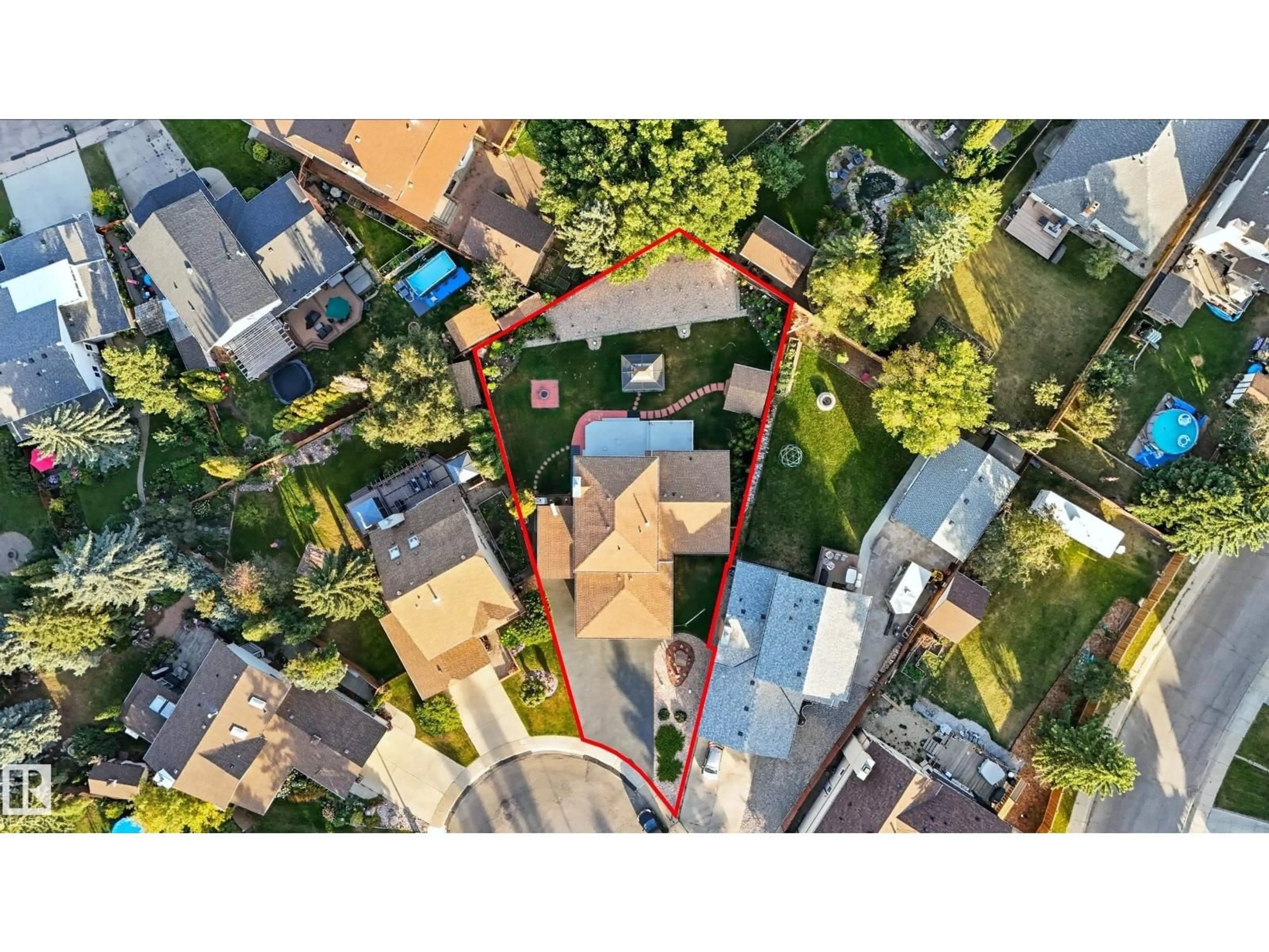 A pic from outside/outdoor area/front of a property/back of a property/a pic from drone, street for 18908 99 AV, Edmonton Alberta T5T3N1