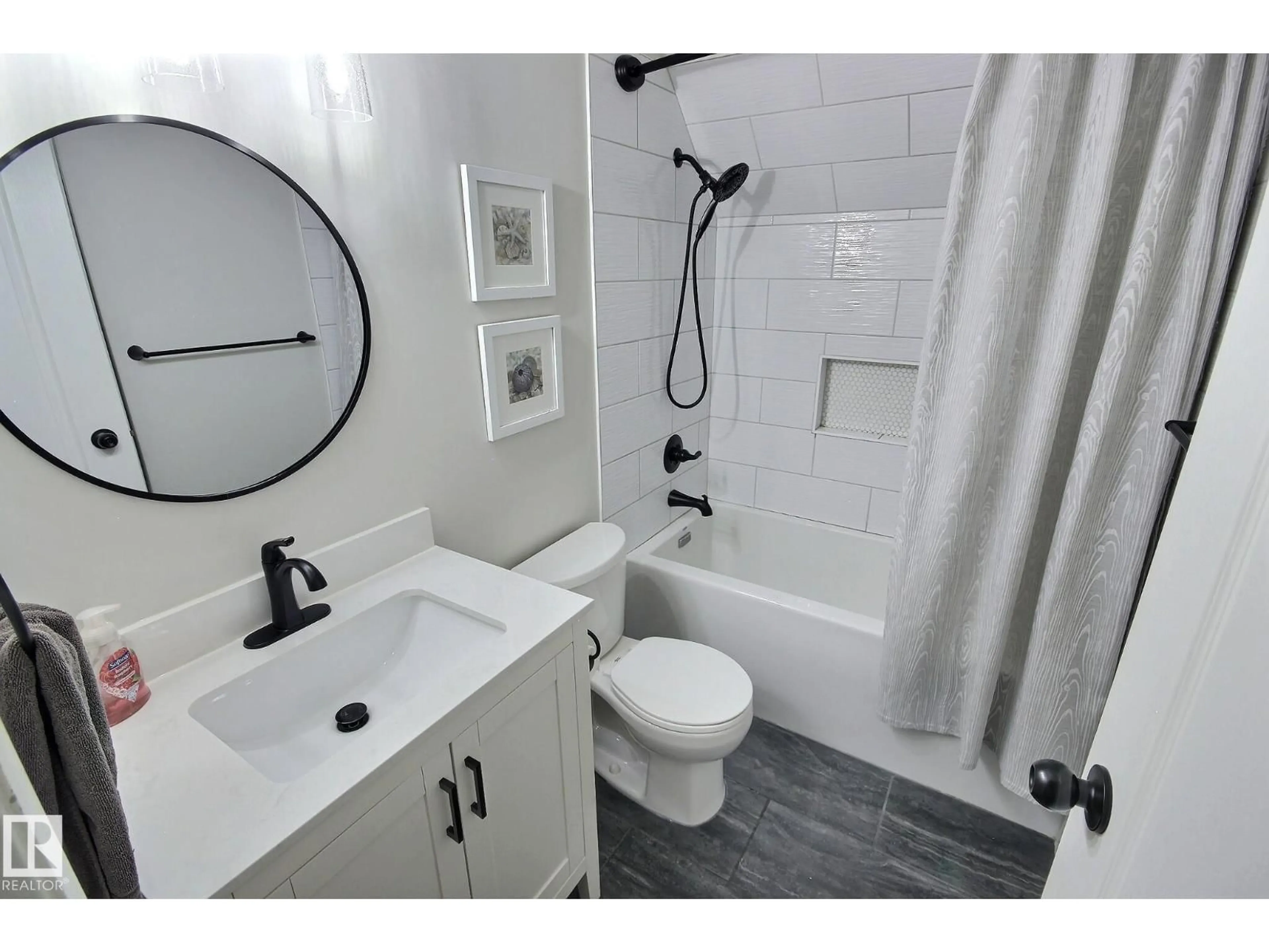 Standard bathroom, ceramic/tile floor for 121 WILLIAM HUSTLER CR, Edmonton Alberta T5A4C1