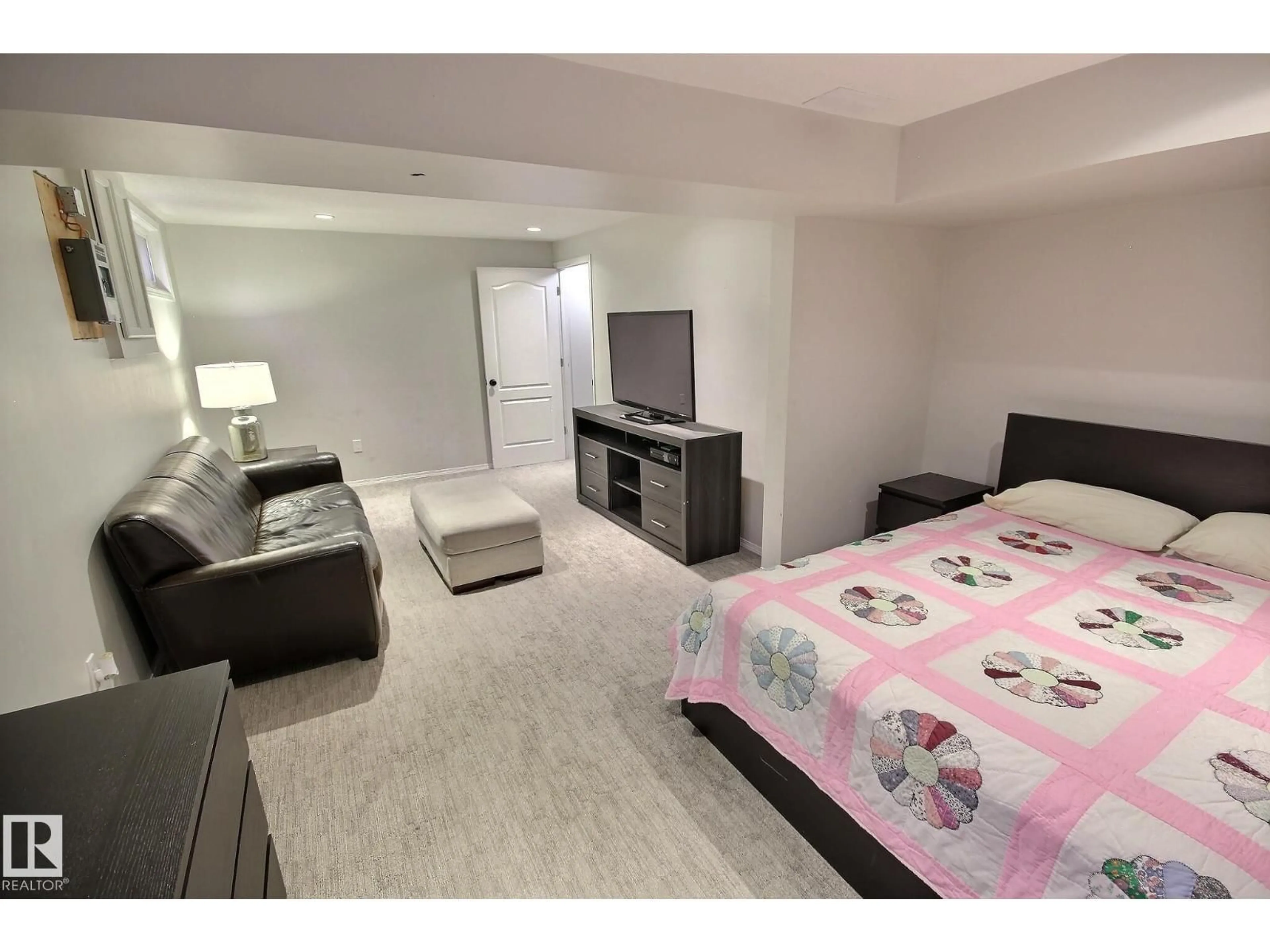 A pic of a room for 121 WILLIAM HUSTLER CR, Edmonton Alberta T5A4C1