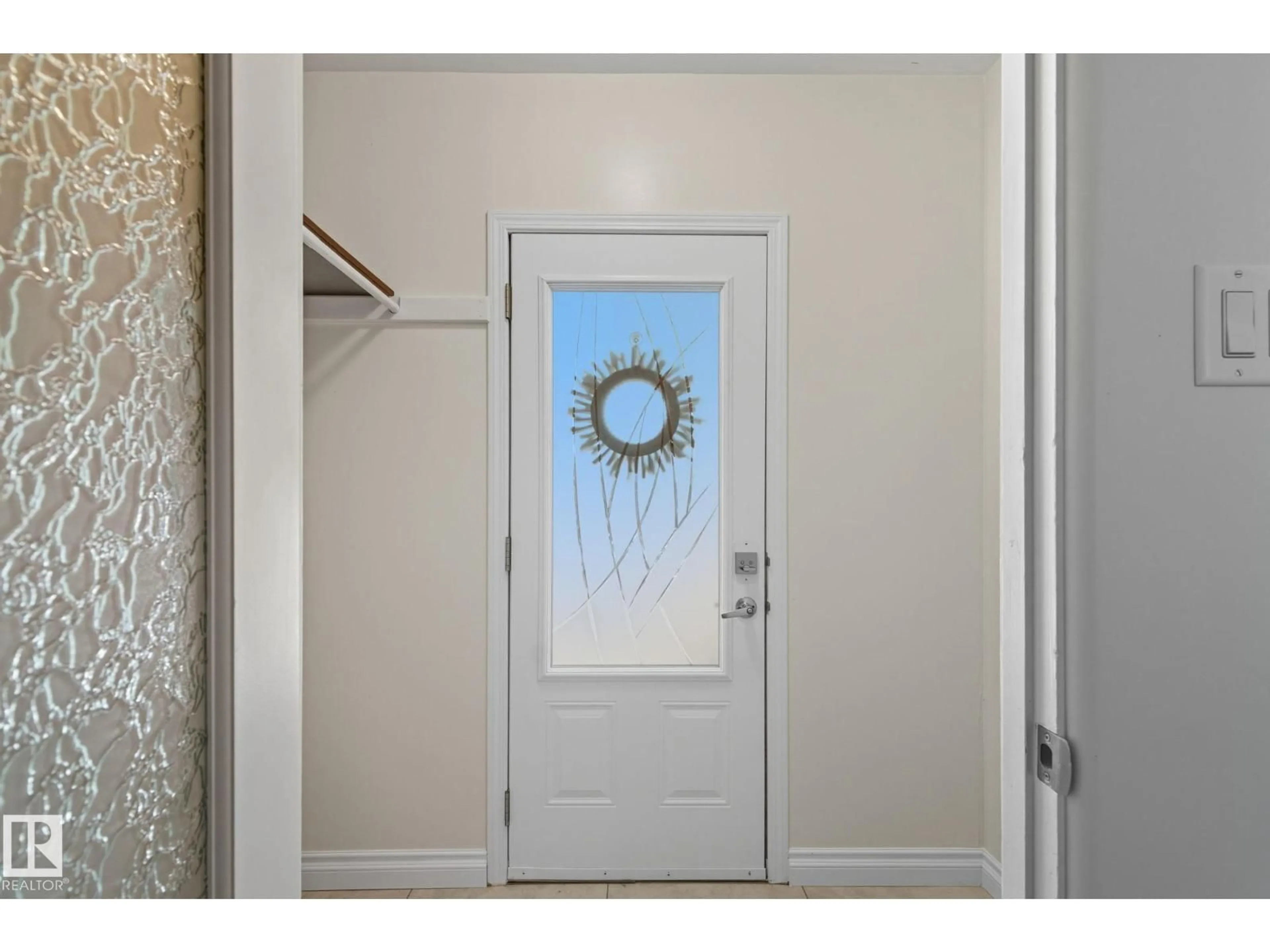 Indoor entryway for 6522 112A ST NW, Edmonton Alberta T6H4R3