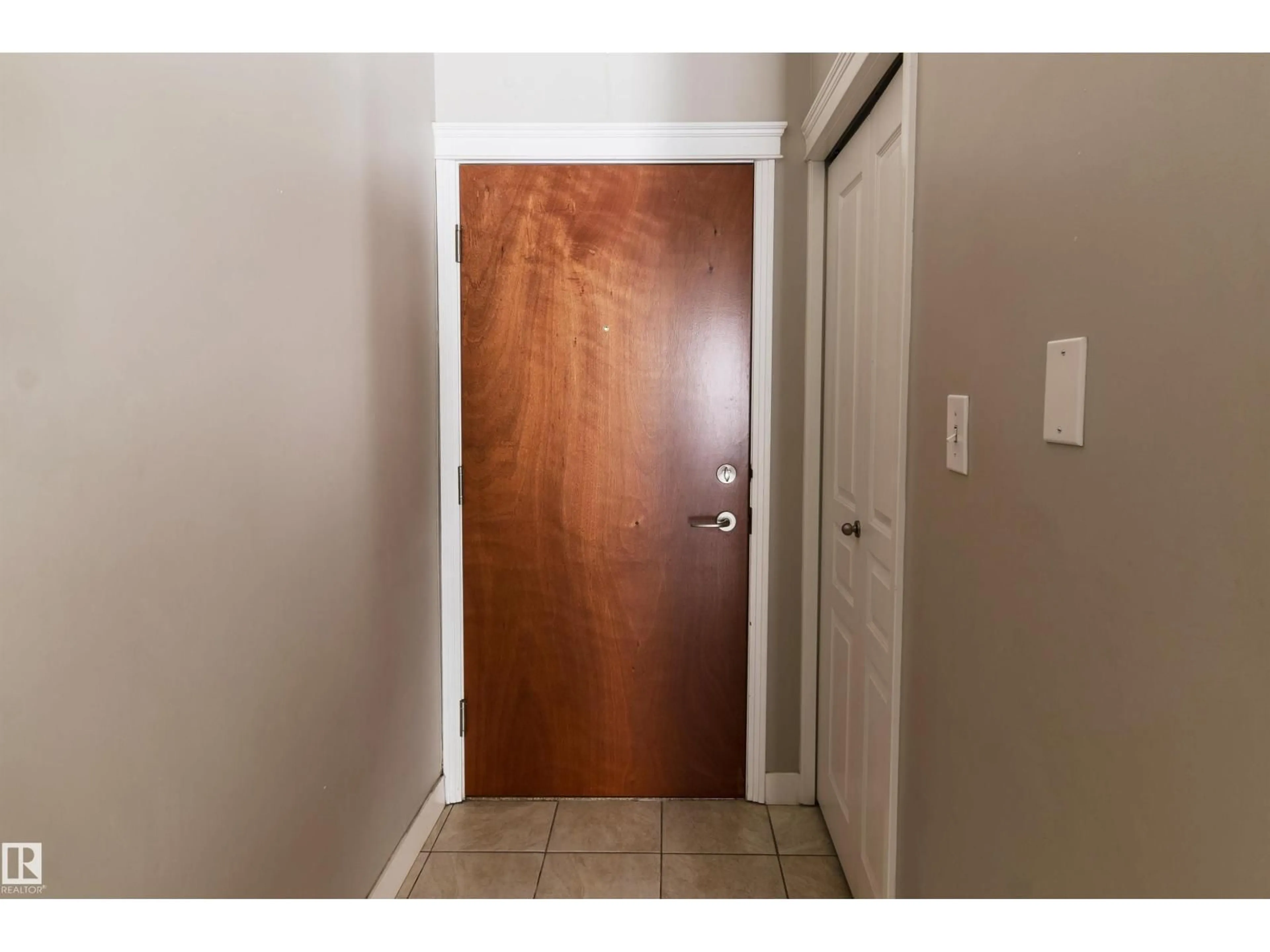 Indoor entryway for 111 10333 112 ST NW, Edmonton Alberta T5K0B4