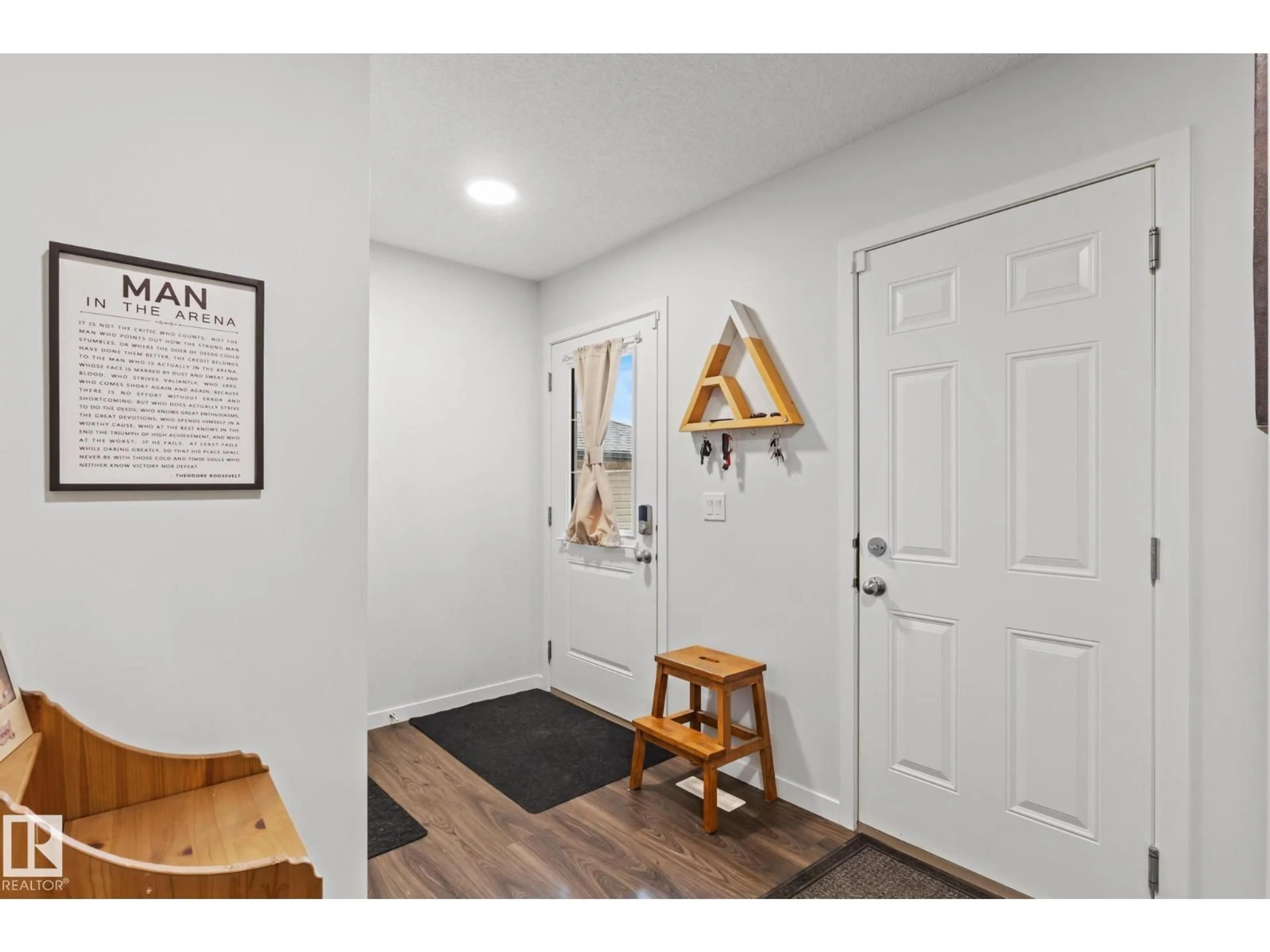 Indoor entryway for 1323 SOUTH CREEK LI, Stony Plain Alberta T7Z0K6