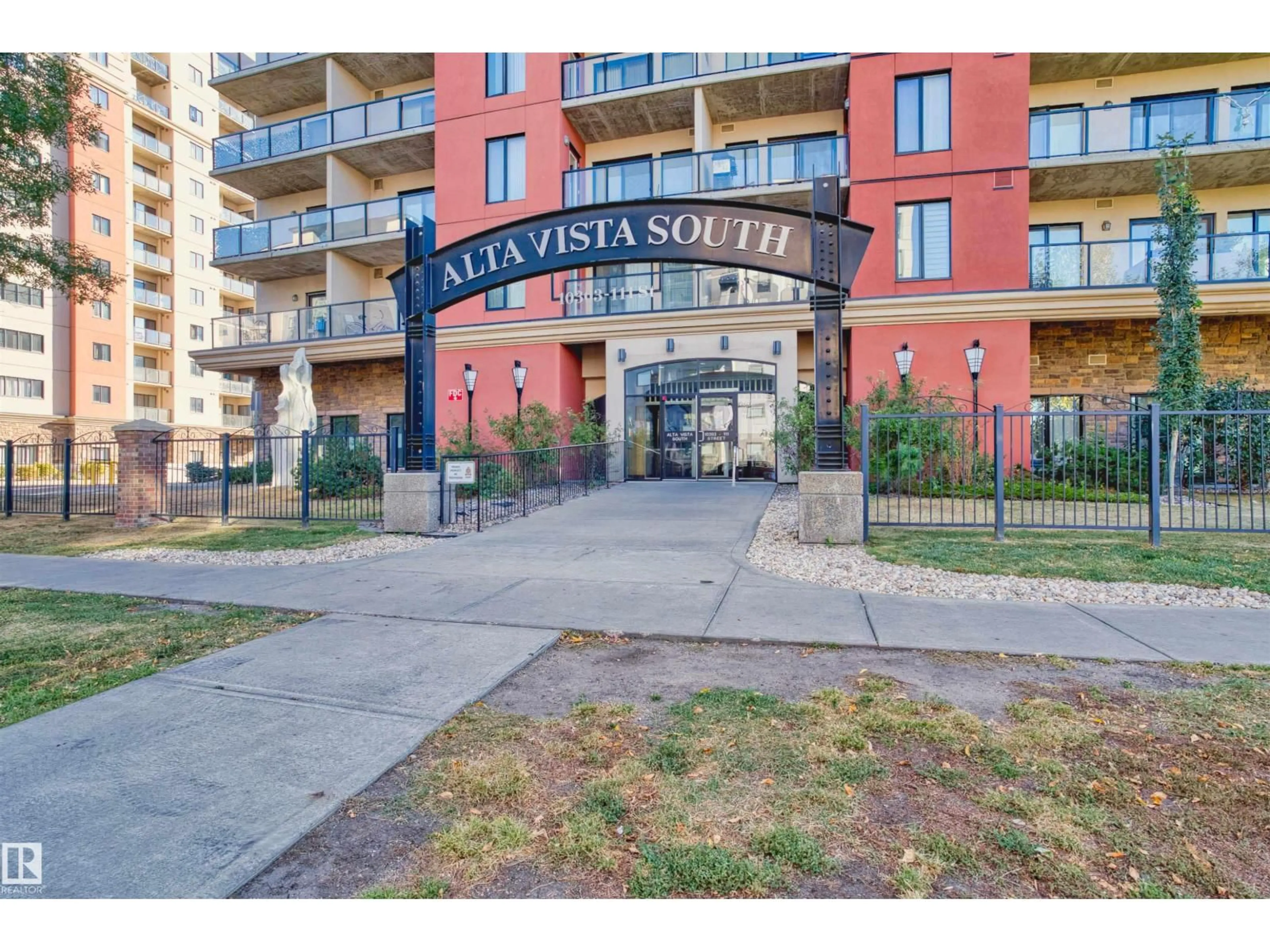 Indoor foyer for #802 - 10303 111 ST, Edmonton Alberta T5K0C6