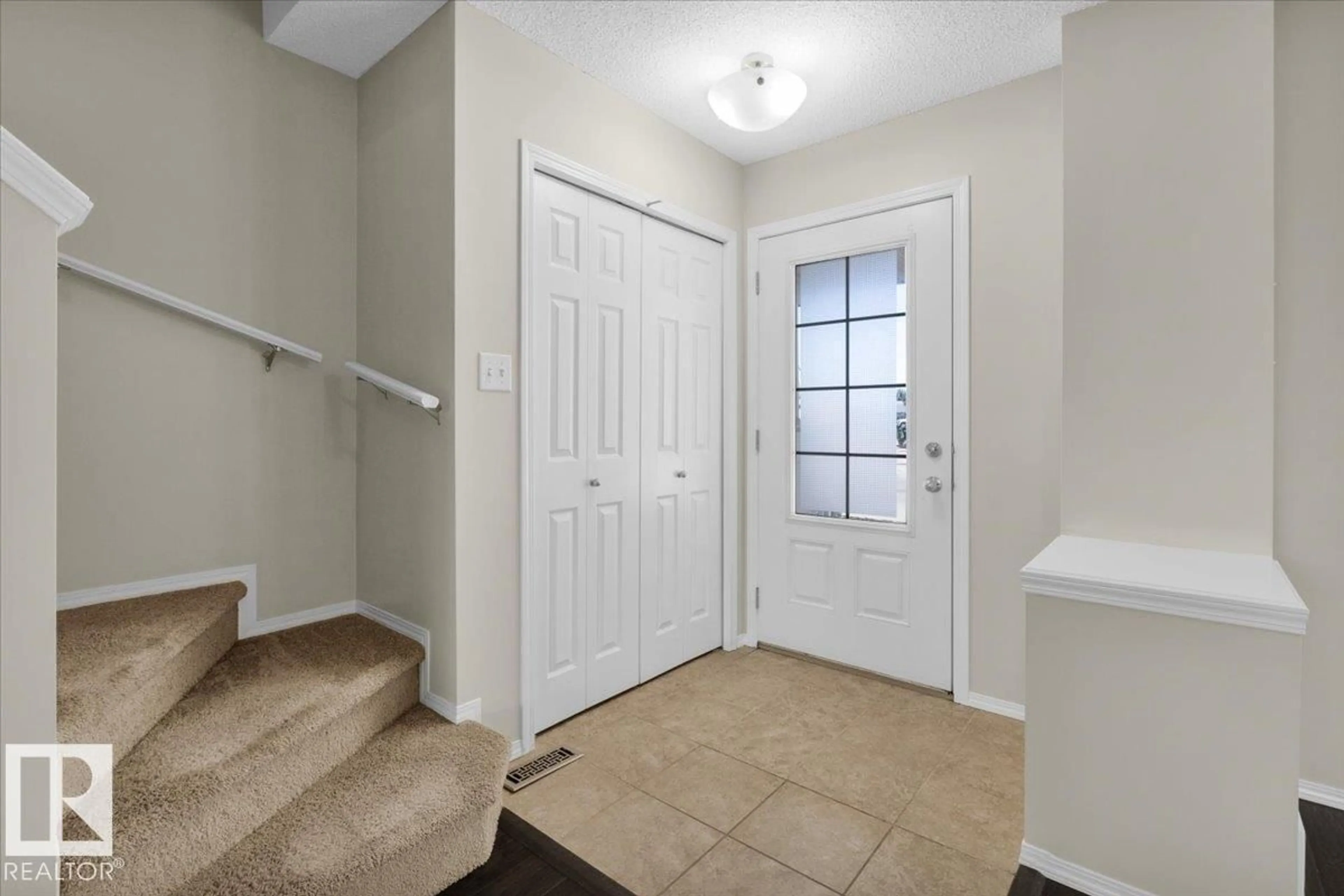 Indoor entryway for 9128 SHAW WY, Edmonton Alberta T6X0S4