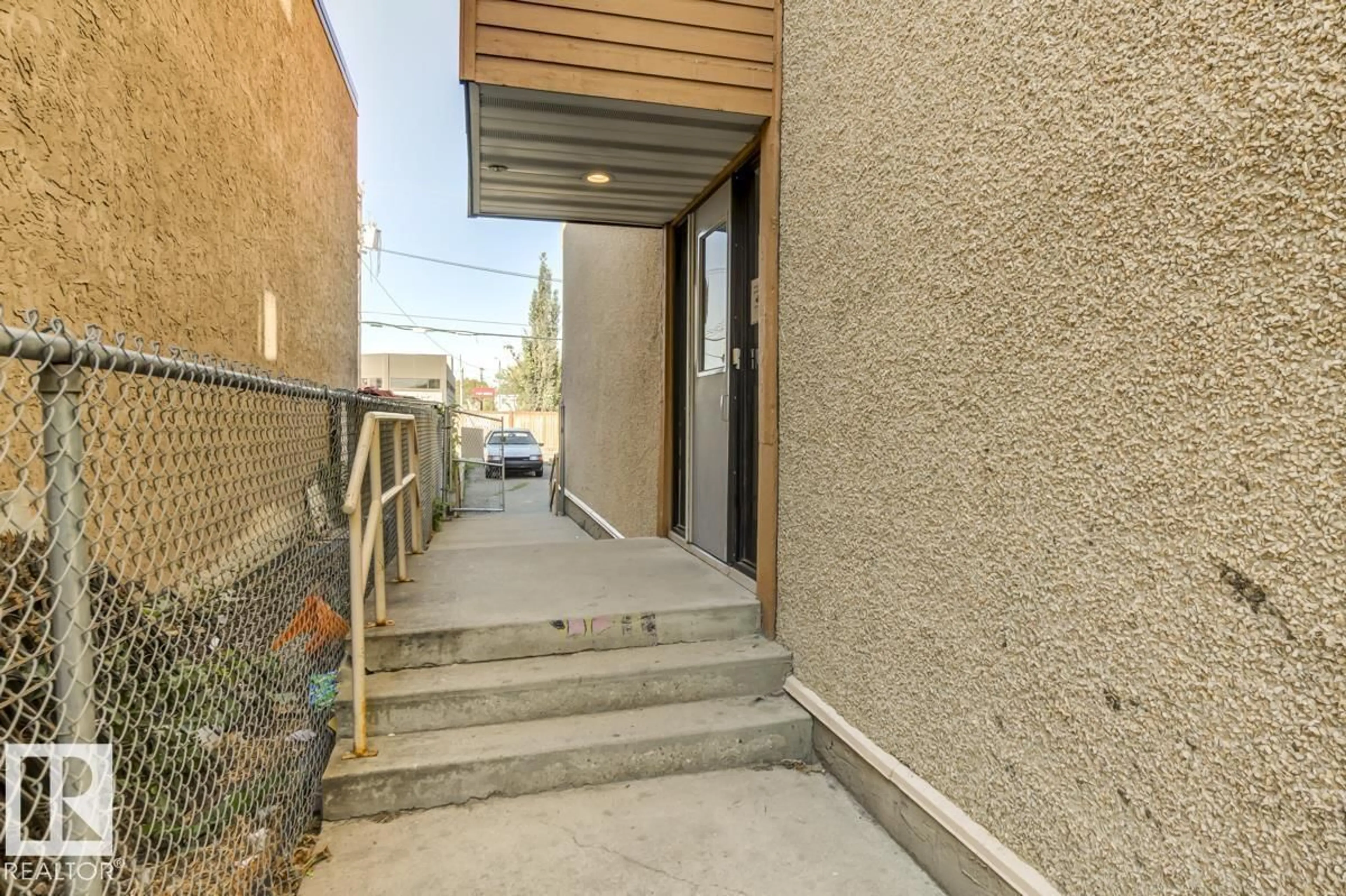 Indoor foyer for 105 - 10620 104 ST NW, Edmonton Alberta T5H2W2
