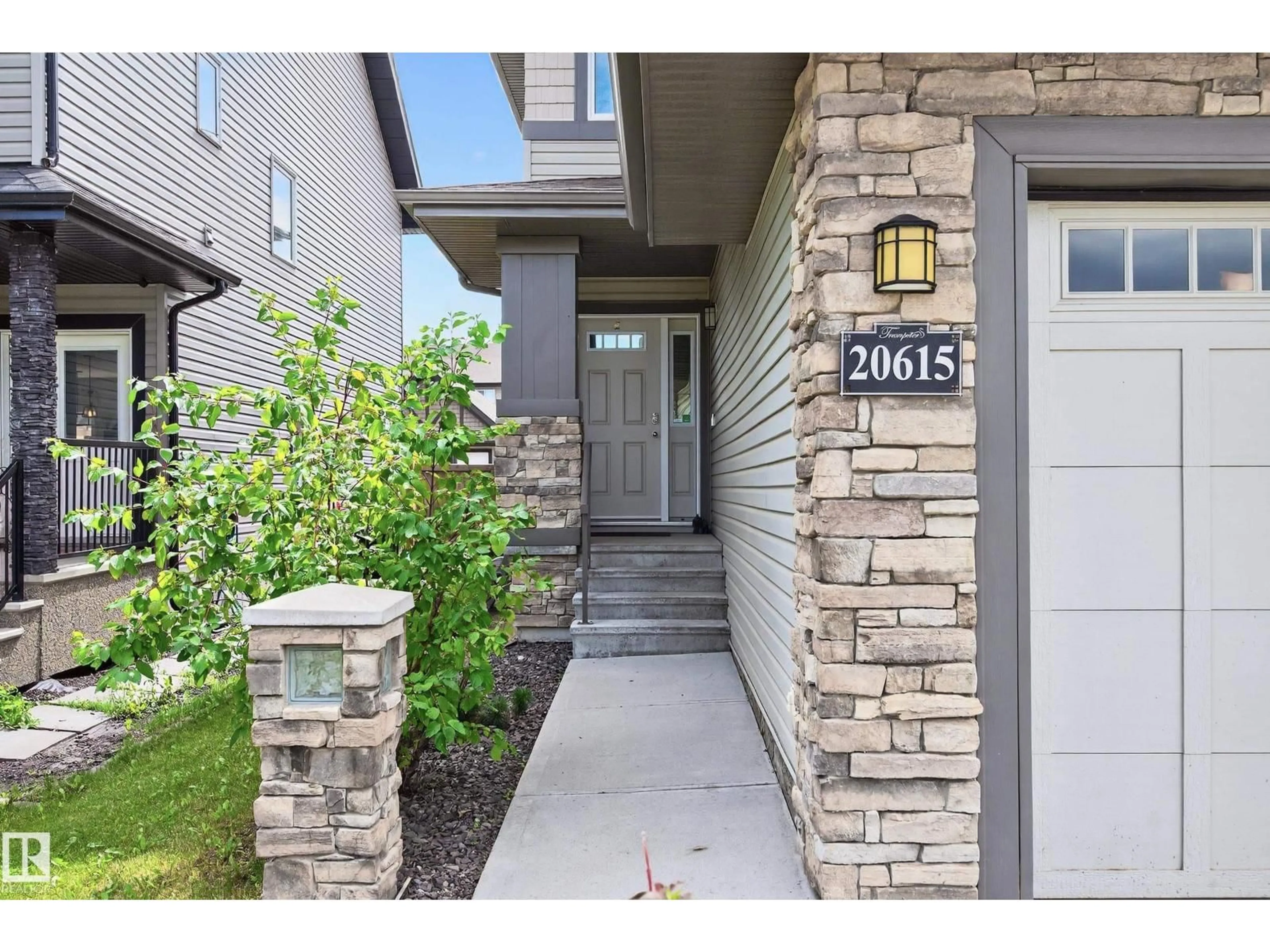 Indoor entryway for 20615 130 AV, Edmonton Alberta T5S0J4