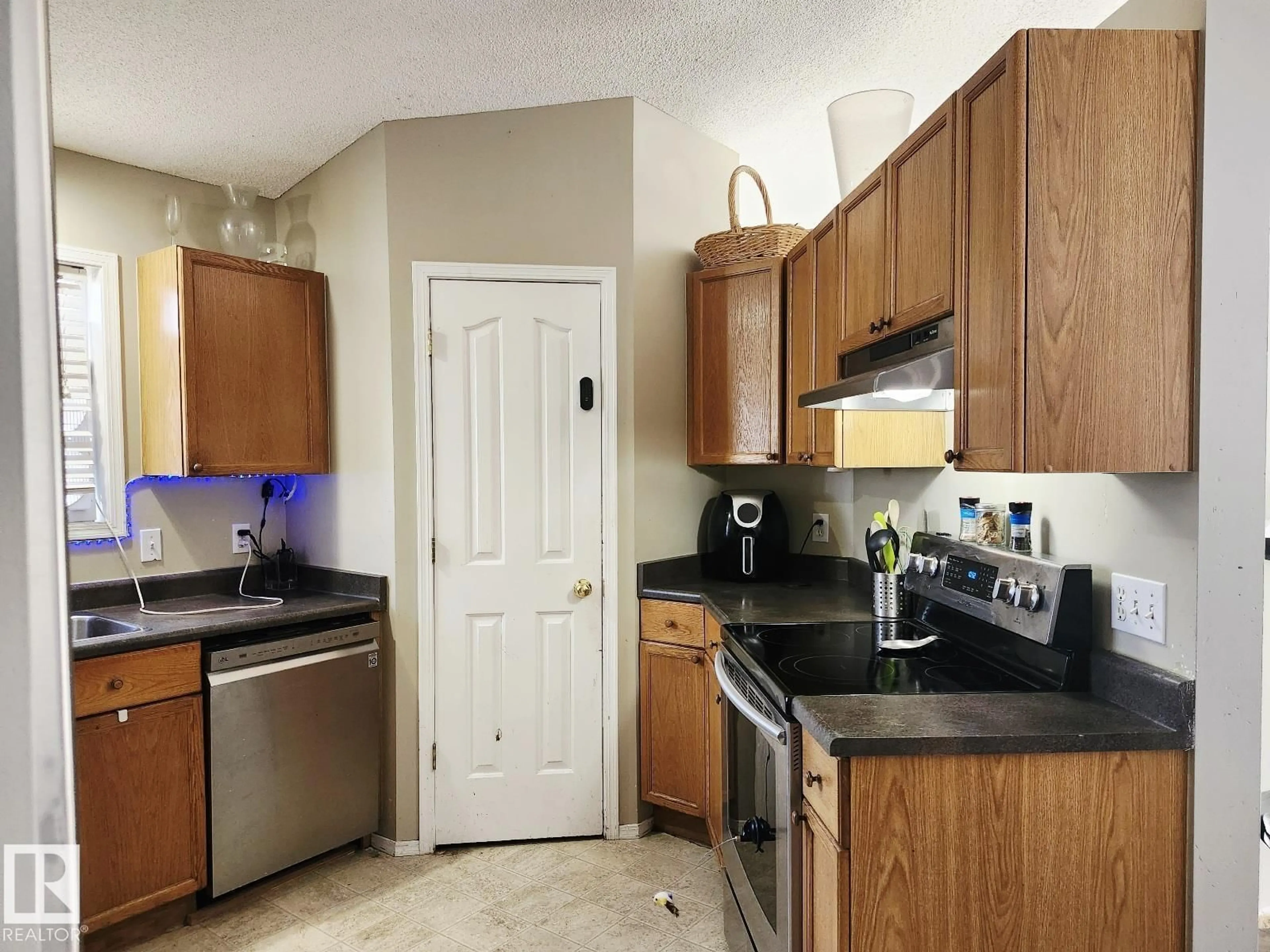 Standard kitchen, unknown for 108 BROOKVIEW WY, Stony Plain Alberta T7Z2X6