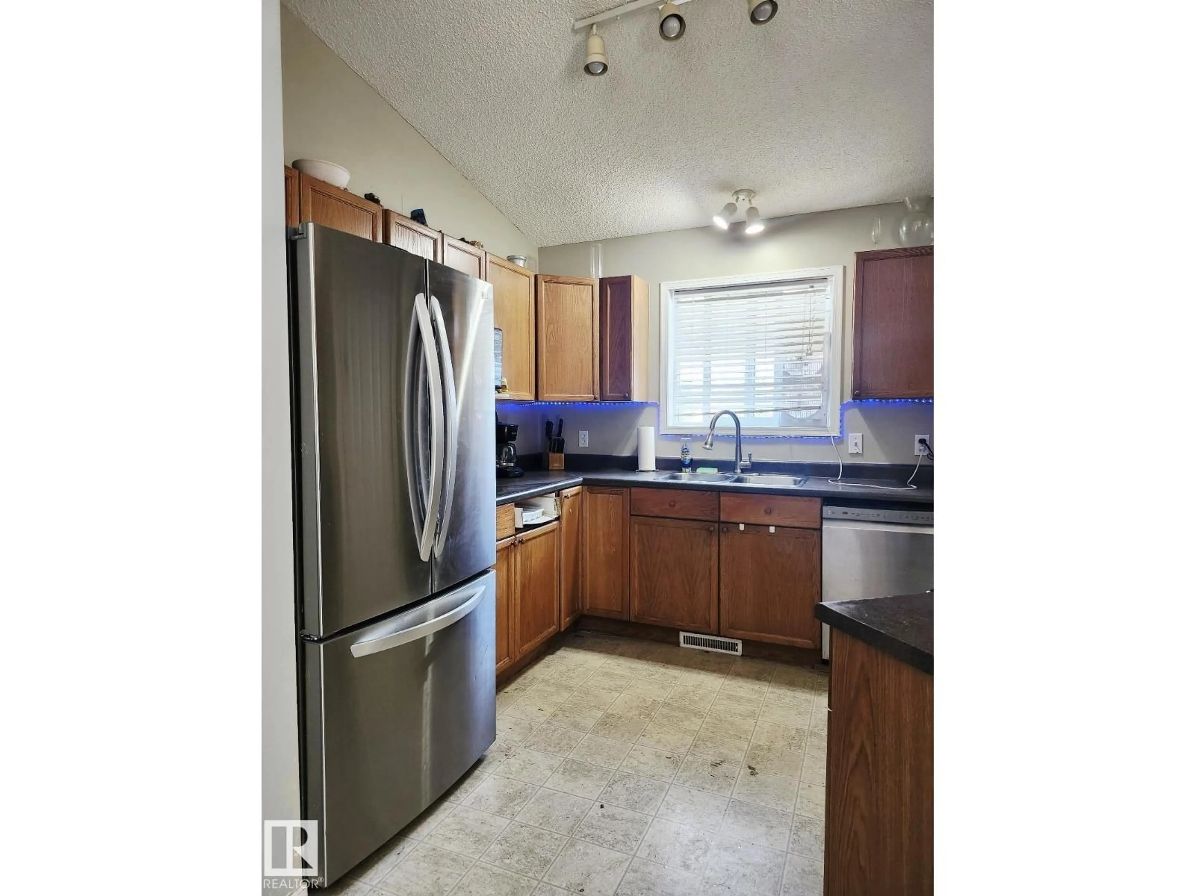Standard kitchen, unknown for 108 BROOKVIEW WY, Stony Plain Alberta T7Z2X6
