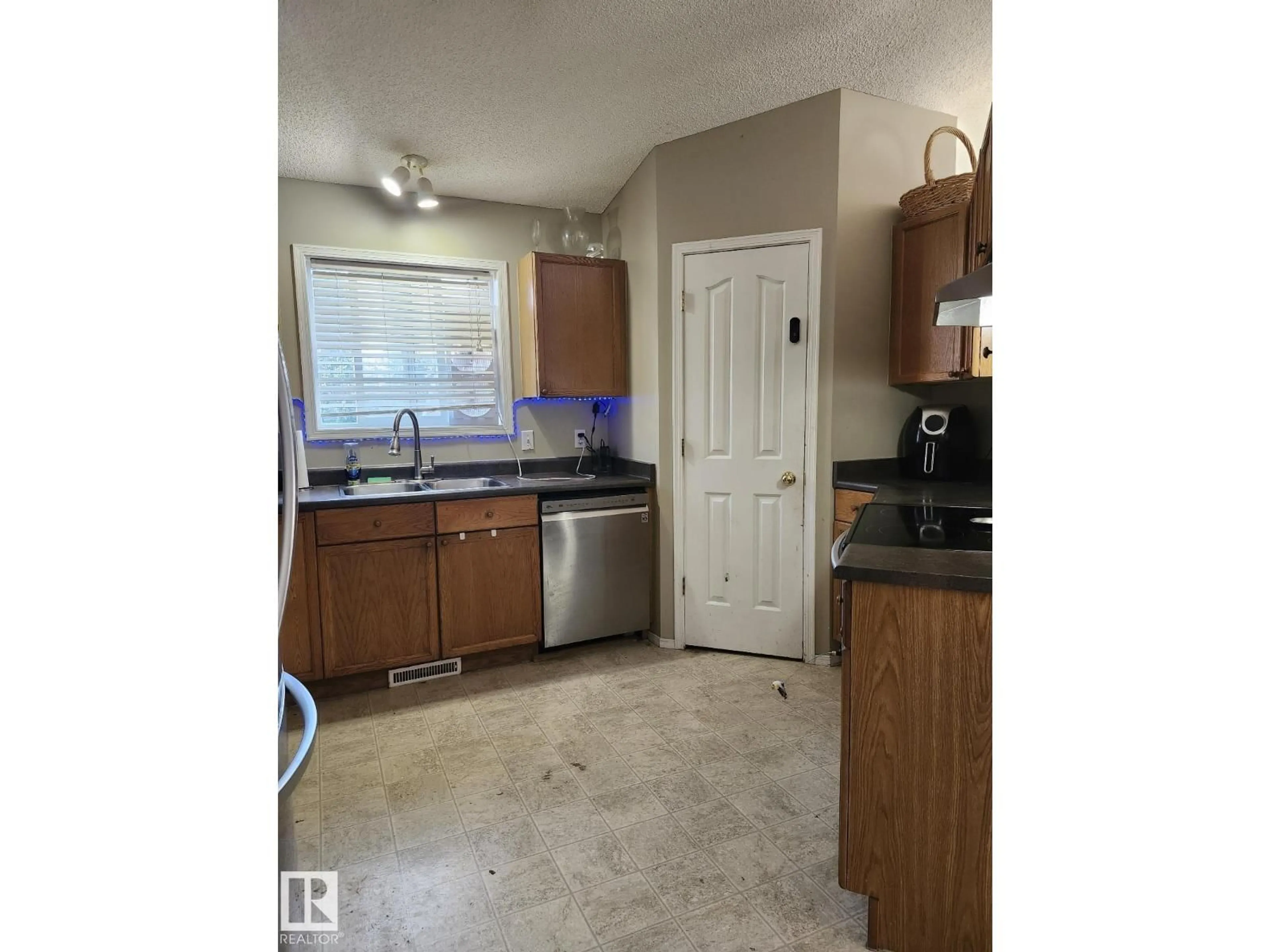 Standard kitchen, unknown for 108 BROOKVIEW WY, Stony Plain Alberta T7Z2X6