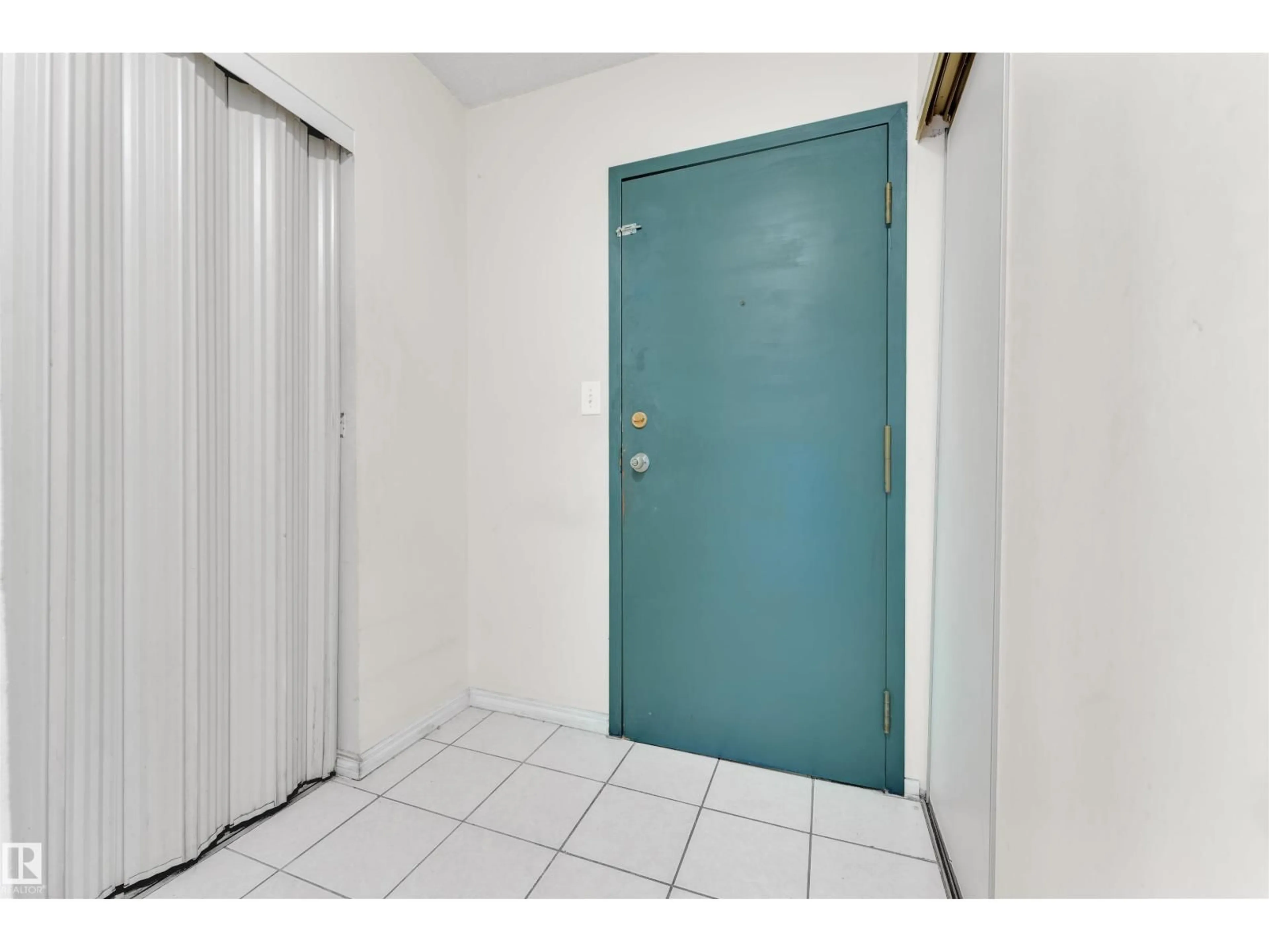 Indoor foyer for #308 - 1620 48 ST, Edmonton Alberta T6L5P1