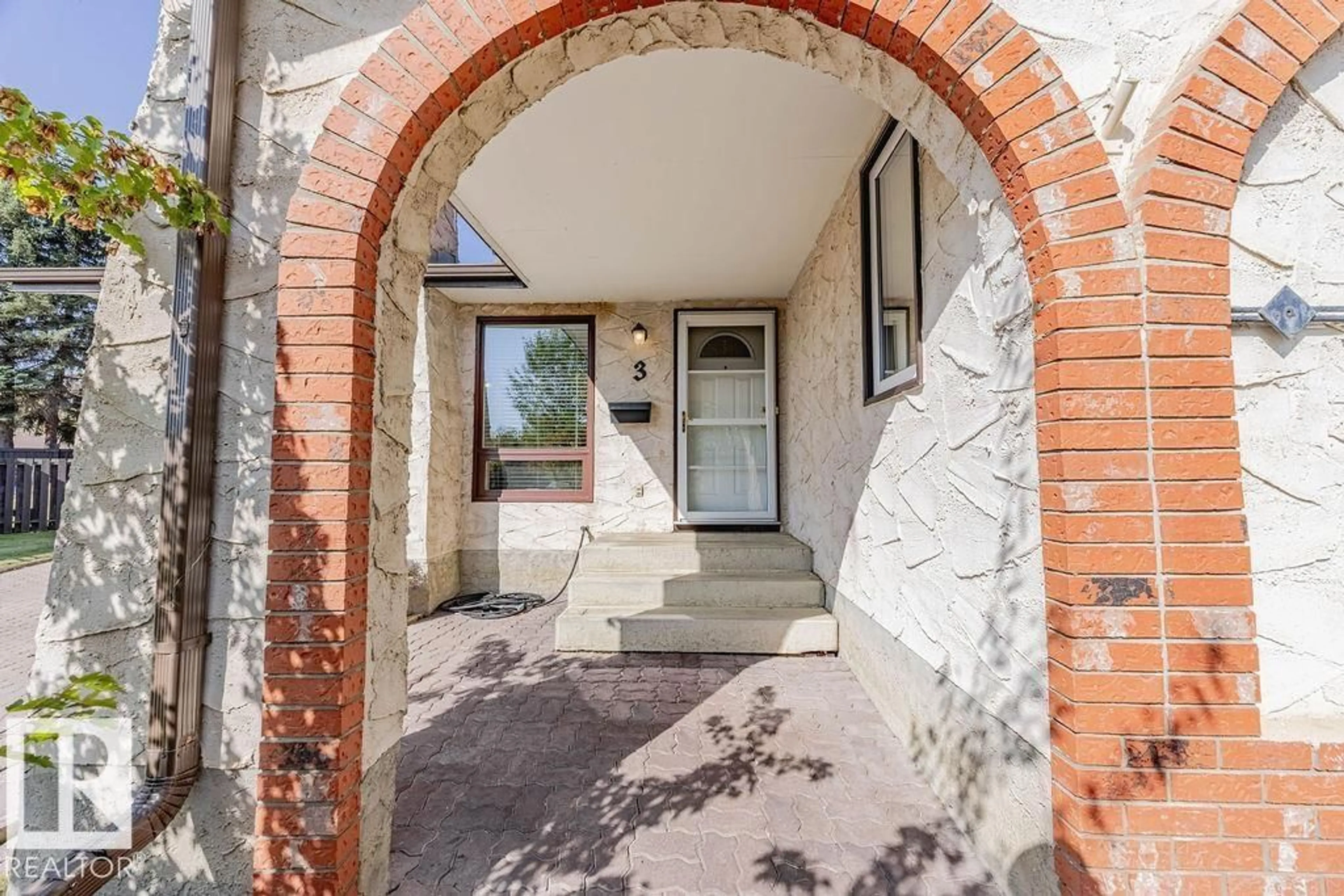 Indoor entryway for 3 MURRAY CR, St. Albert Alberta T8N2E5