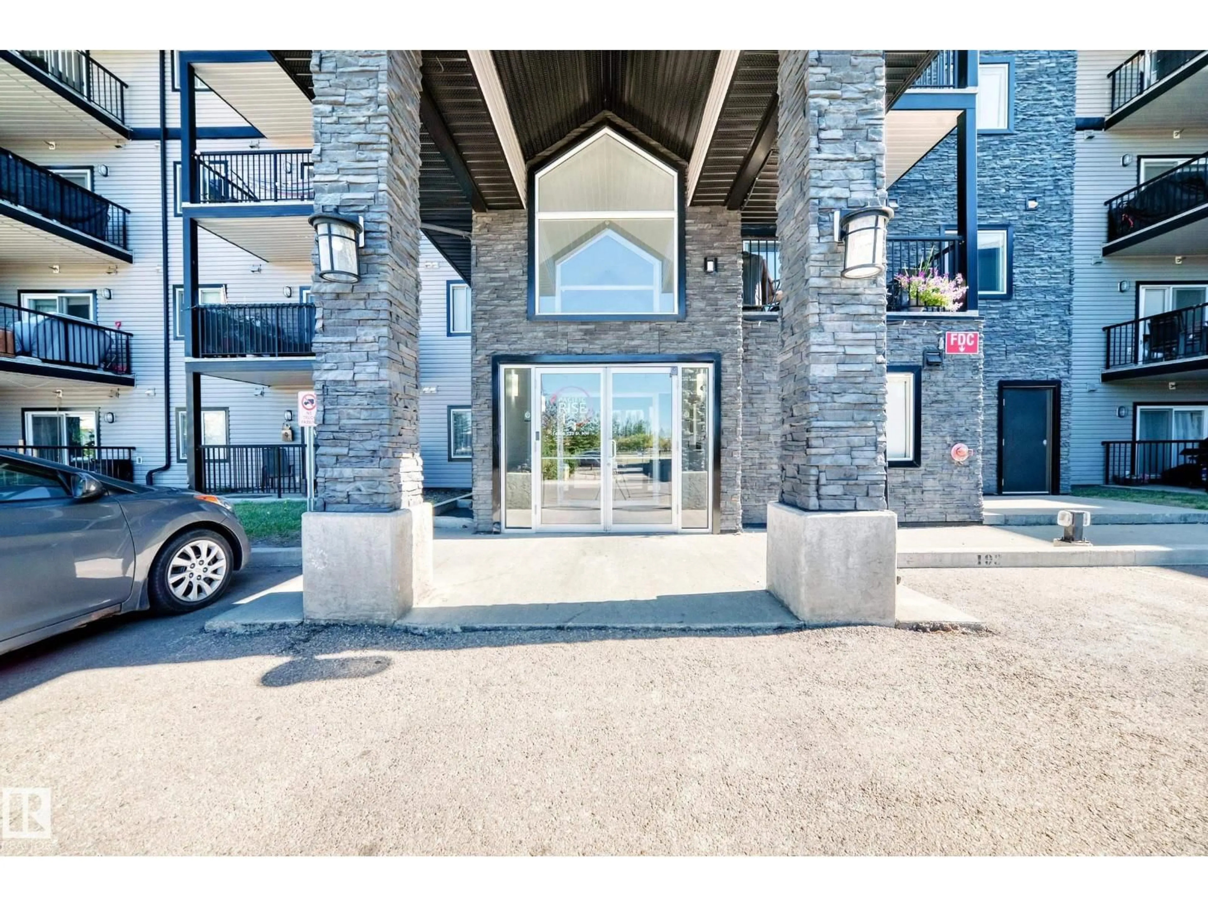 Indoor foyer for 220 14808 125 ST NW, Edmonton Alberta T5X0G1