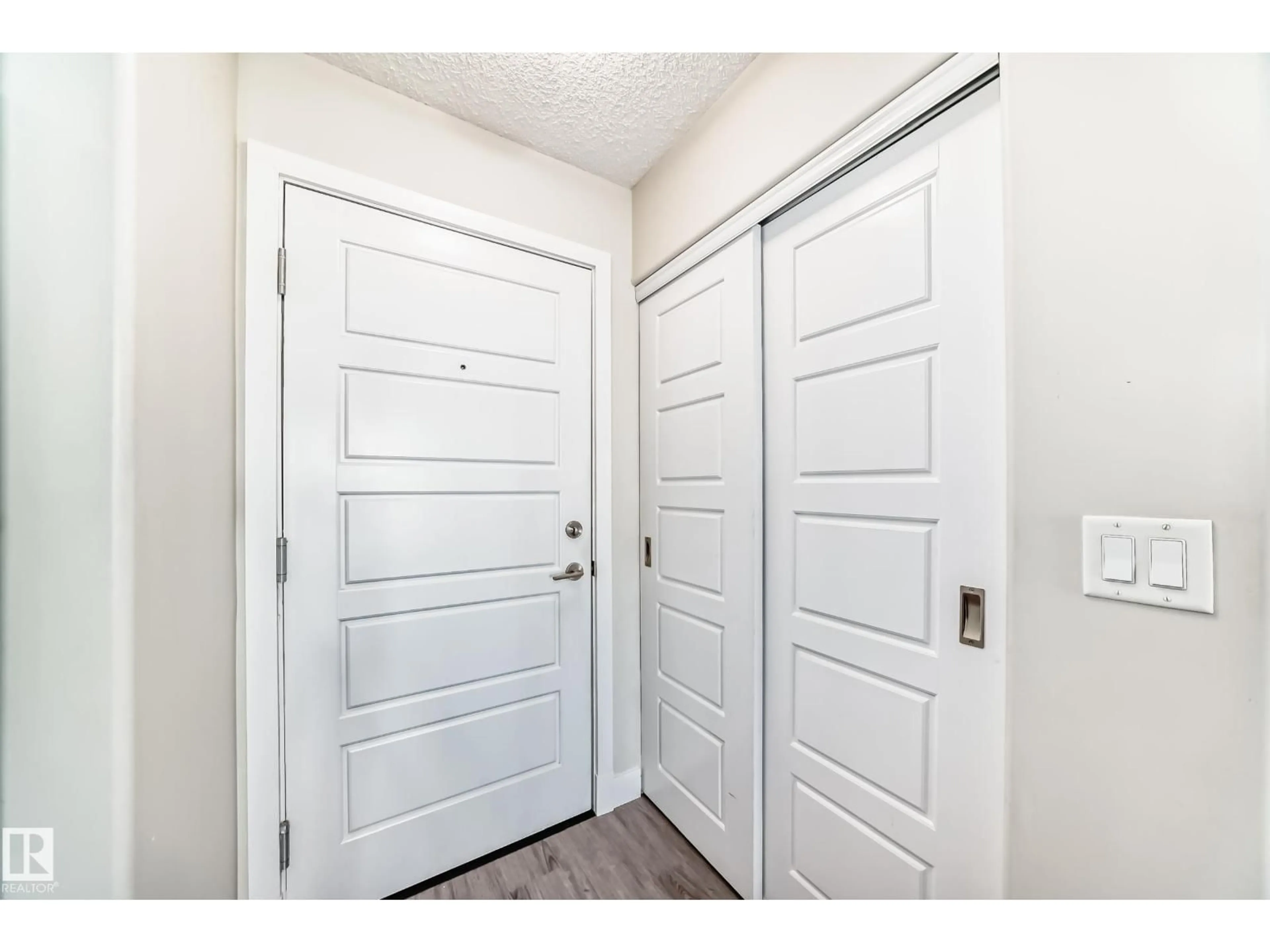 Indoor entryway for 220 14808 125 ST NW, Edmonton Alberta T5X0G1