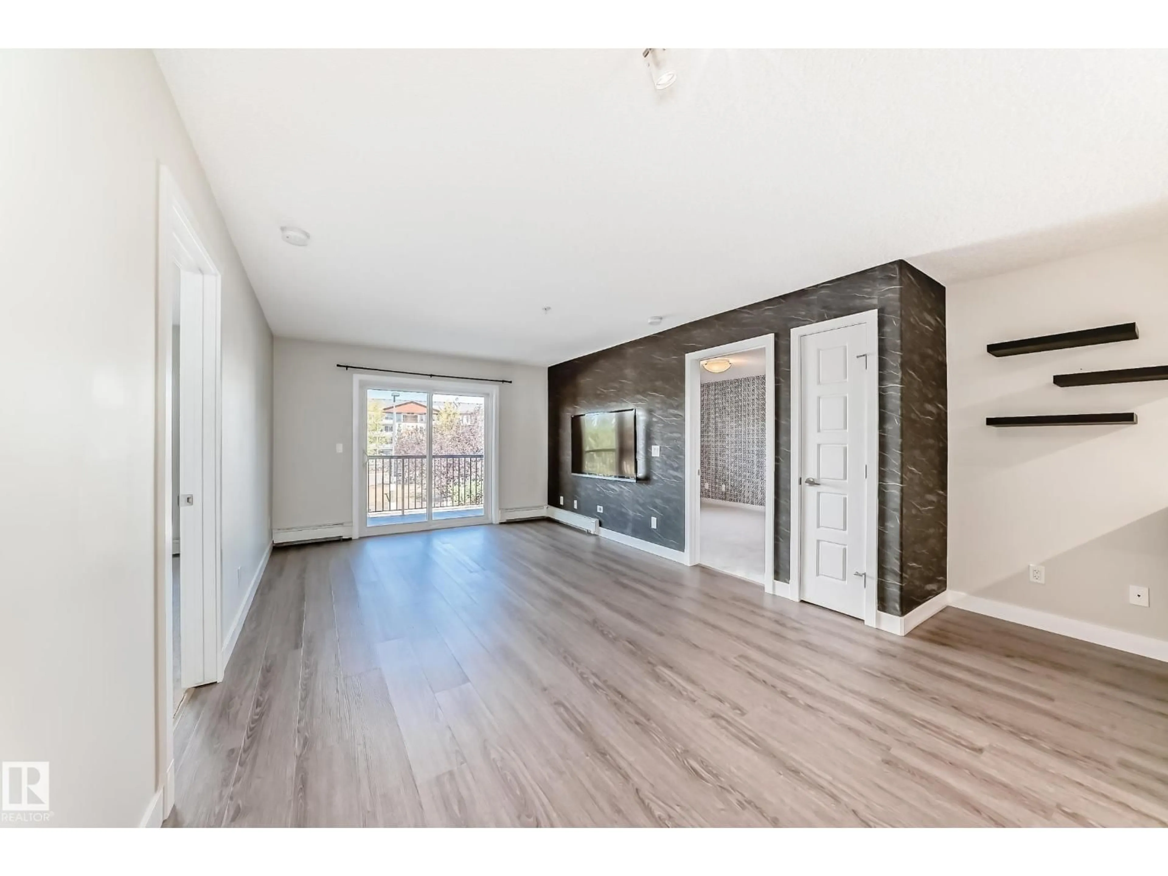 Indoor entryway for 220 14808 125 ST NW, Edmonton Alberta T5X0G1