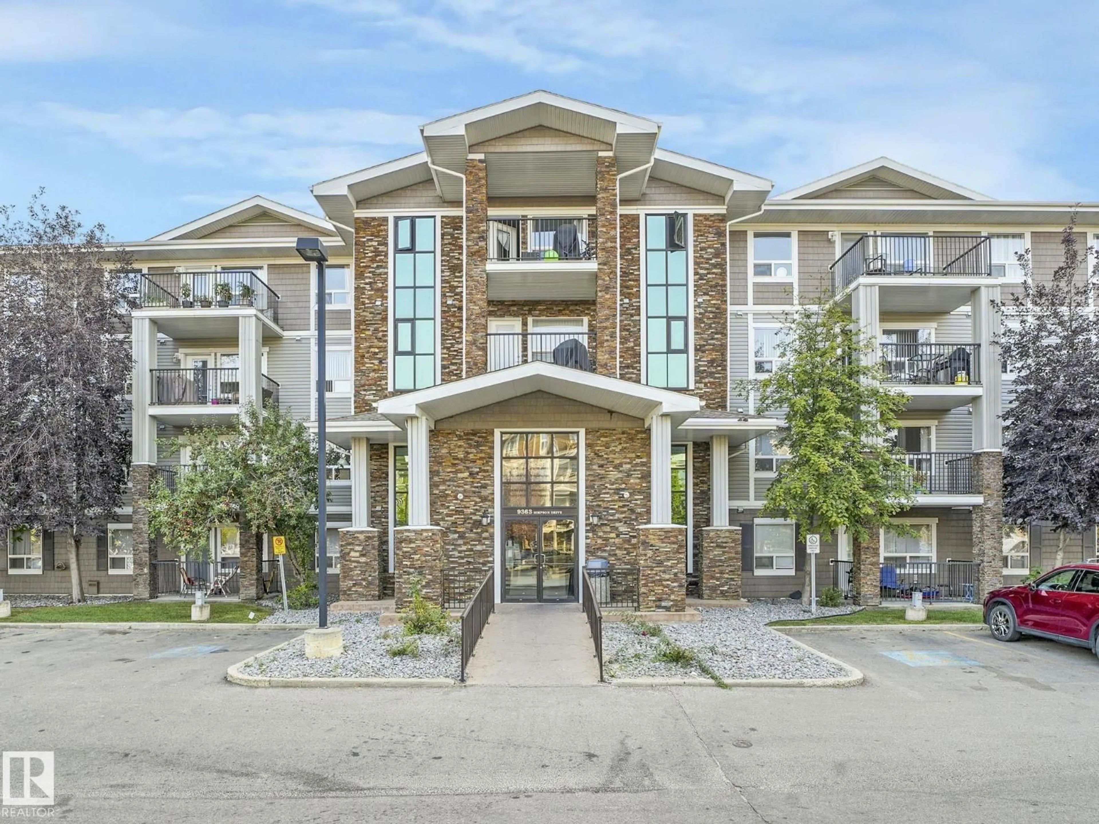 Indoor foyer for 9363 - 1437 SIMPSON DR, Edmonton Alberta T6R0N2