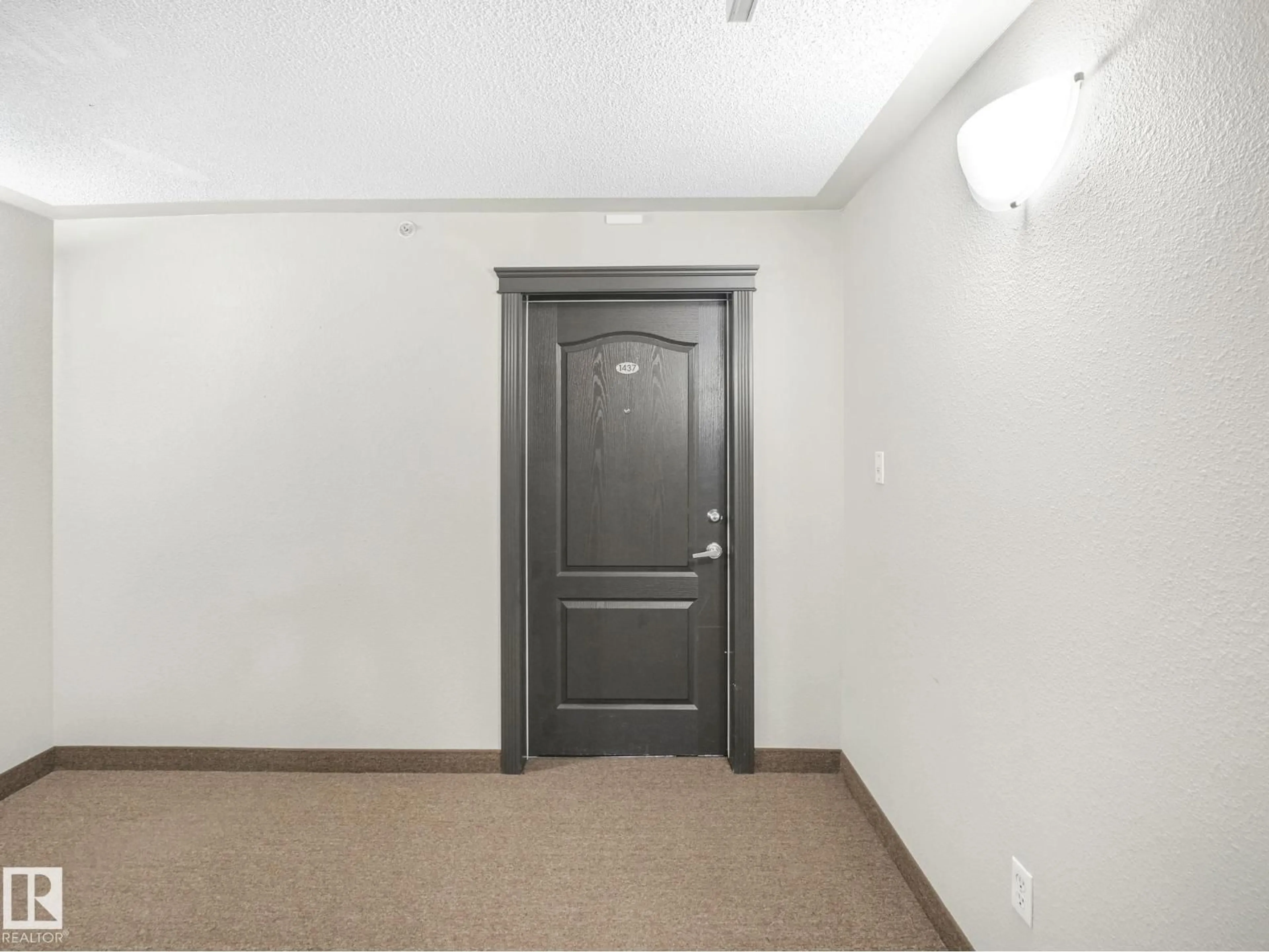 Indoor foyer for 9363 - 1437 SIMPSON DR, Edmonton Alberta T6R0N2